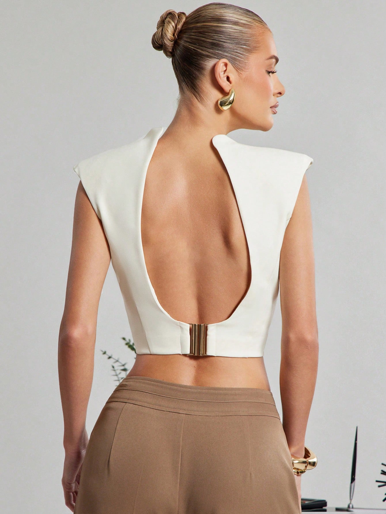 Hauture Women's Off-White Summer Elegant Party Night Stand Collar Backless Sleeveless Top,Gold Metal Closure Old Money Business Office Chic Desk To Dinner