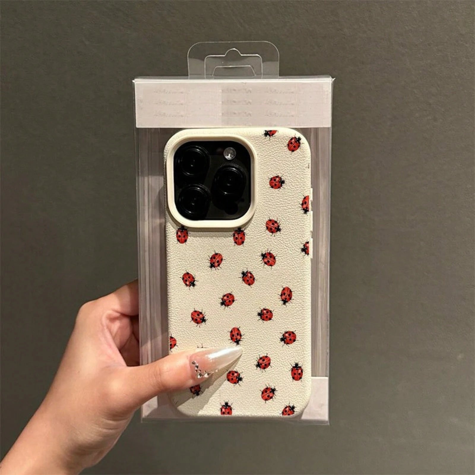 Ladybug Repeating Pattern Print Case For 16 Pro Max, 15 Pro Max/14/16 Plus/15 Pro/13 Pro/12/83- Minimalist, Shockproof & Stylish Protective CoverSuitable For 17 Air