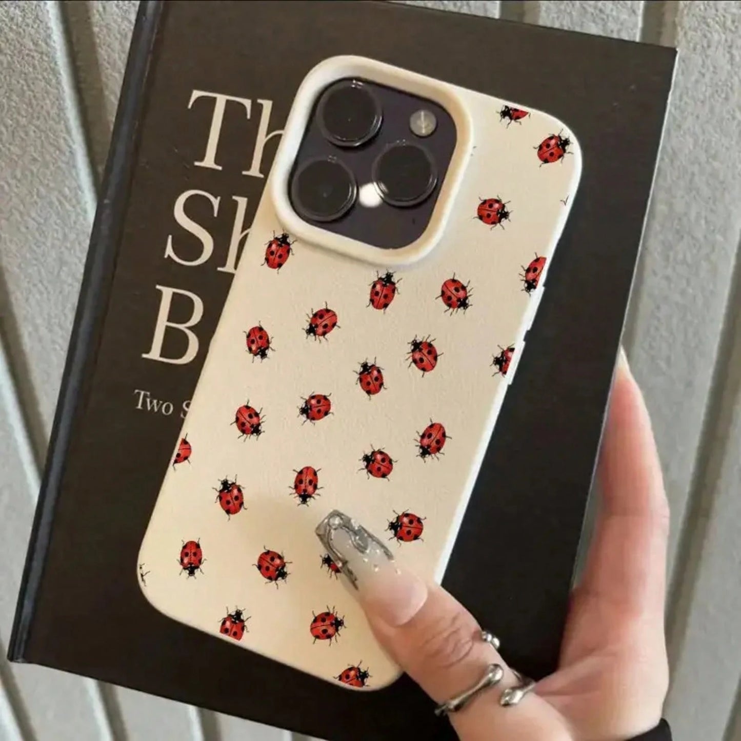 Ladybug Repeating Pattern Print Case For 16 Pro Max, 15 Pro Max/14/16 Plus/15 Pro/13 Pro/12/83- Minimalist, Shockproof & Stylish Protective CoverSuitable For 17 Air