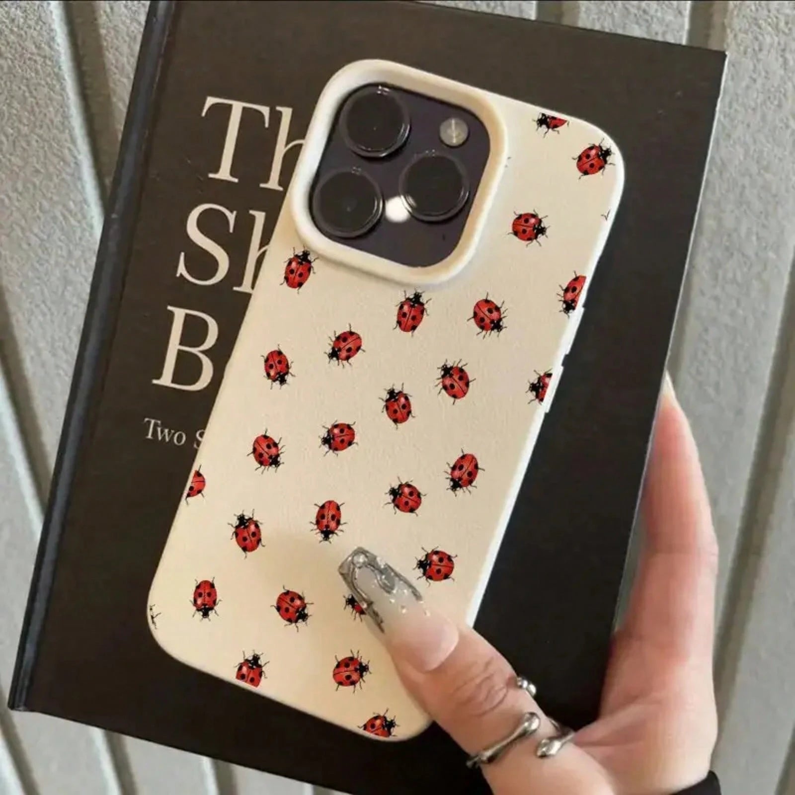 Ladybug Repeating Pattern Print Case For 16 Pro Max, 15 Pro Max/14/16 Plus/15 Pro/13 Pro/12/83- Minimalist, Shockproof & Stylish Protective CoverSuitable For 17 Air