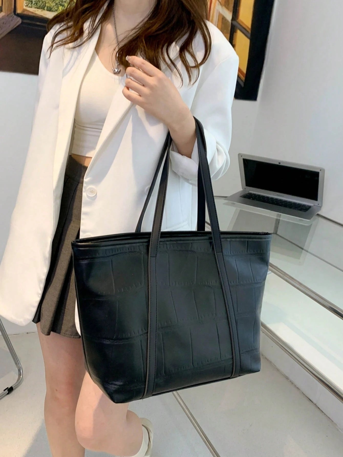Large Capacity Embossed Women's New Korean Style Versatile Embossed Shoulder Fashion Commuter Tote Bag