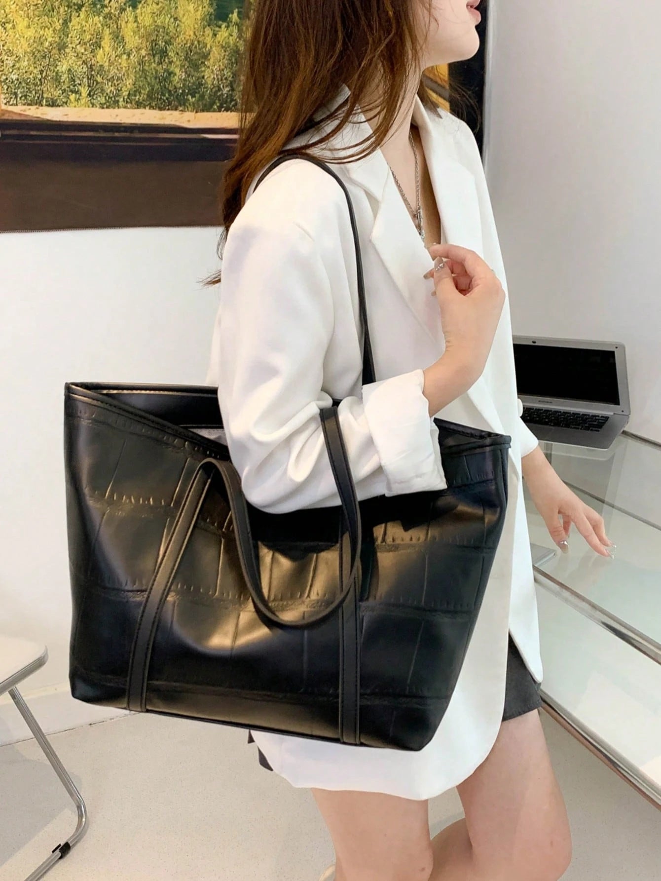Large Capacity Embossed Women's New Korean Style Versatile Embossed Shoulder Fashion Commuter Tote Bag