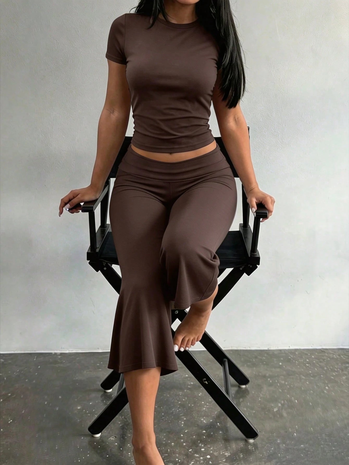 LovelyWholesale Women's Casual Round Neck Short Sleeve Solid Color T-Shirt And 3/4 Flare Pants 2-Piece Set Summer Outfit All Season