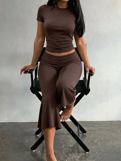 LovelyWholesale Women's Casual Round Neck Short Sleeve Solid Color T-Shirt And 3/4 Flare Pants 2-Piece Set Summer Outfit All Season