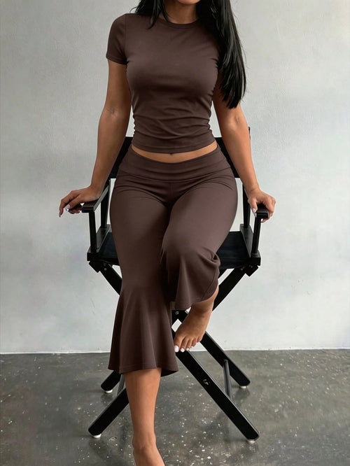 LovelyWholesale Women's Casual Round Neck Short Sleeve Solid Color T-Shirt And 3/4 Flare Pants 2-Piece Set Summer Outfit All Season