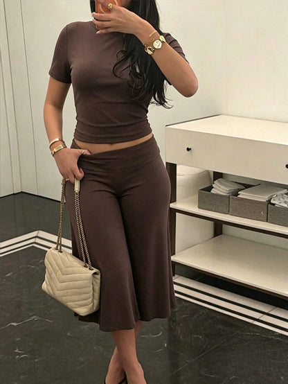 LovelyWholesale Women's Casual Round Neck Short Sleeve Solid Color T-Shirt And 3/4 Flare Pants 2-Piece Set Summer Outfit All Season