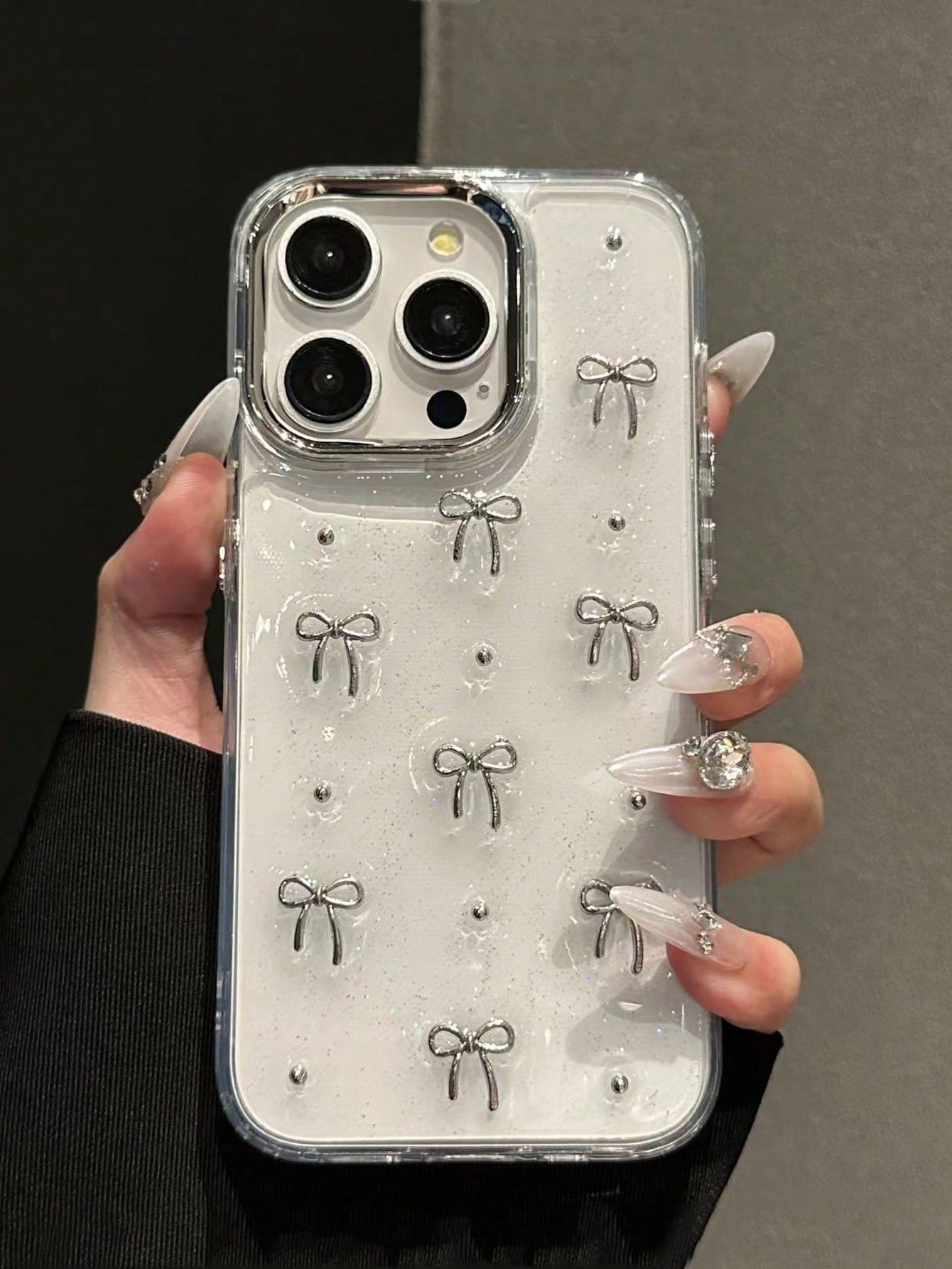 Minimalist Alloy TPU Bowknot Element Silver Metal 3D Bowknot Beads Glittery Textured Bow Metal Bead Metal Frame Design Phone Case, Compatible With IPhone 17/17Air/17Pro/17ProMax/16/15/14/13/12/11/X/XS