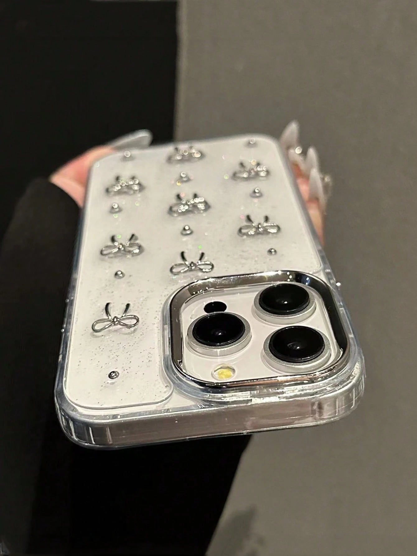 Minimalist Alloy TPU Bowknot Element Silver Metal 3D Bowknot Beads Glittery Textured Bow Metal Bead Metal Frame Design Phone Case, Compatible With IPhone 17/17Air/17Pro/17ProMax/16/15/14/13/12/11/X/XS