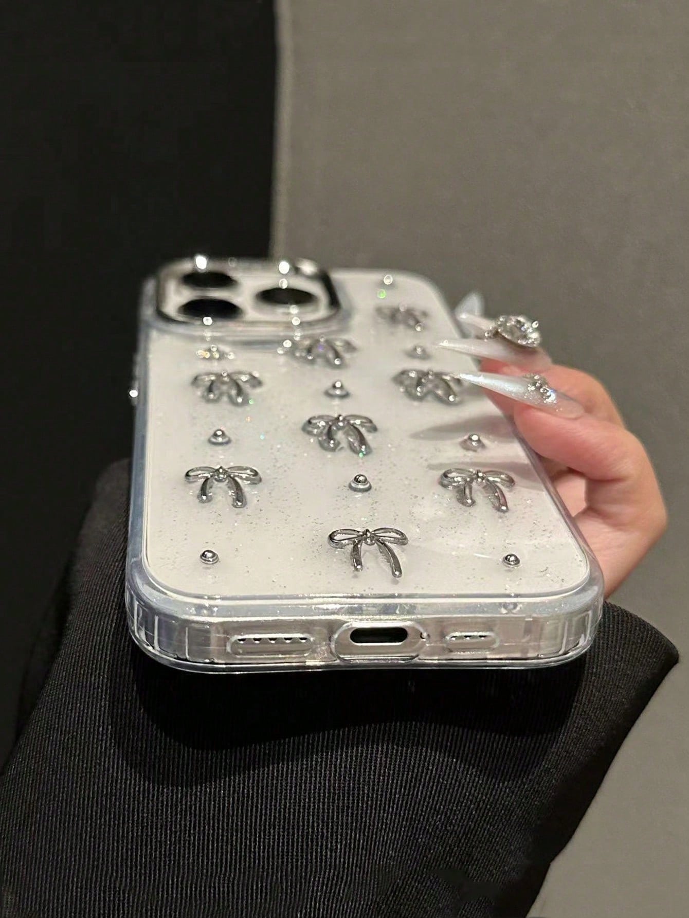 Minimalist Alloy TPU Bowknot Element Silver Metal 3D Bowknot Beads Glittery Textured Bow Metal Bead Metal Frame Design Phone Case, Compatible With IPhone 17/17Air/17Pro/17ProMax/16/15/14/13/12/11/X/XS
