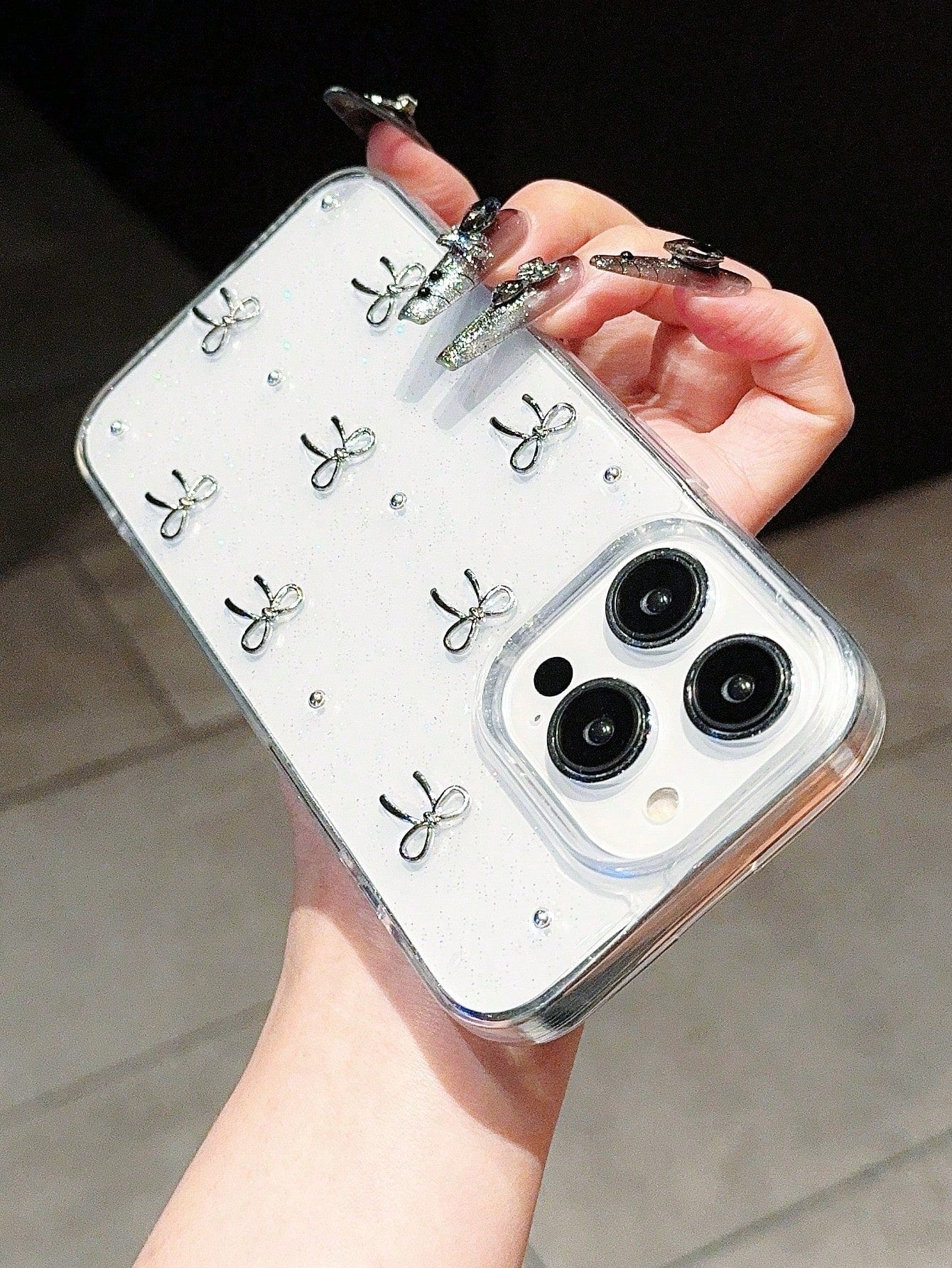 Minimalist Alloy TPU Bowknot Element Silver Metal 3D Bowknot Beads Glittery Textured Bow Metal Bead Metal Frame Design Phone Case, Compatible With IPhone 17/17Air/17Pro/17ProMax/16/15/14/13/12/11/X/XS