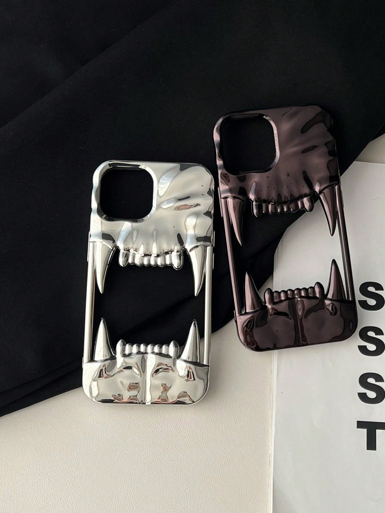 Minimalist Skull Element Silver Plated Fashion Phone Cases 1pc Punk Hollow Wrinkled Canine Tooth Pendant Asymmetrical Design Simple Yet Stylish Suitable For Both Men And Women Waterproof Shockproof An