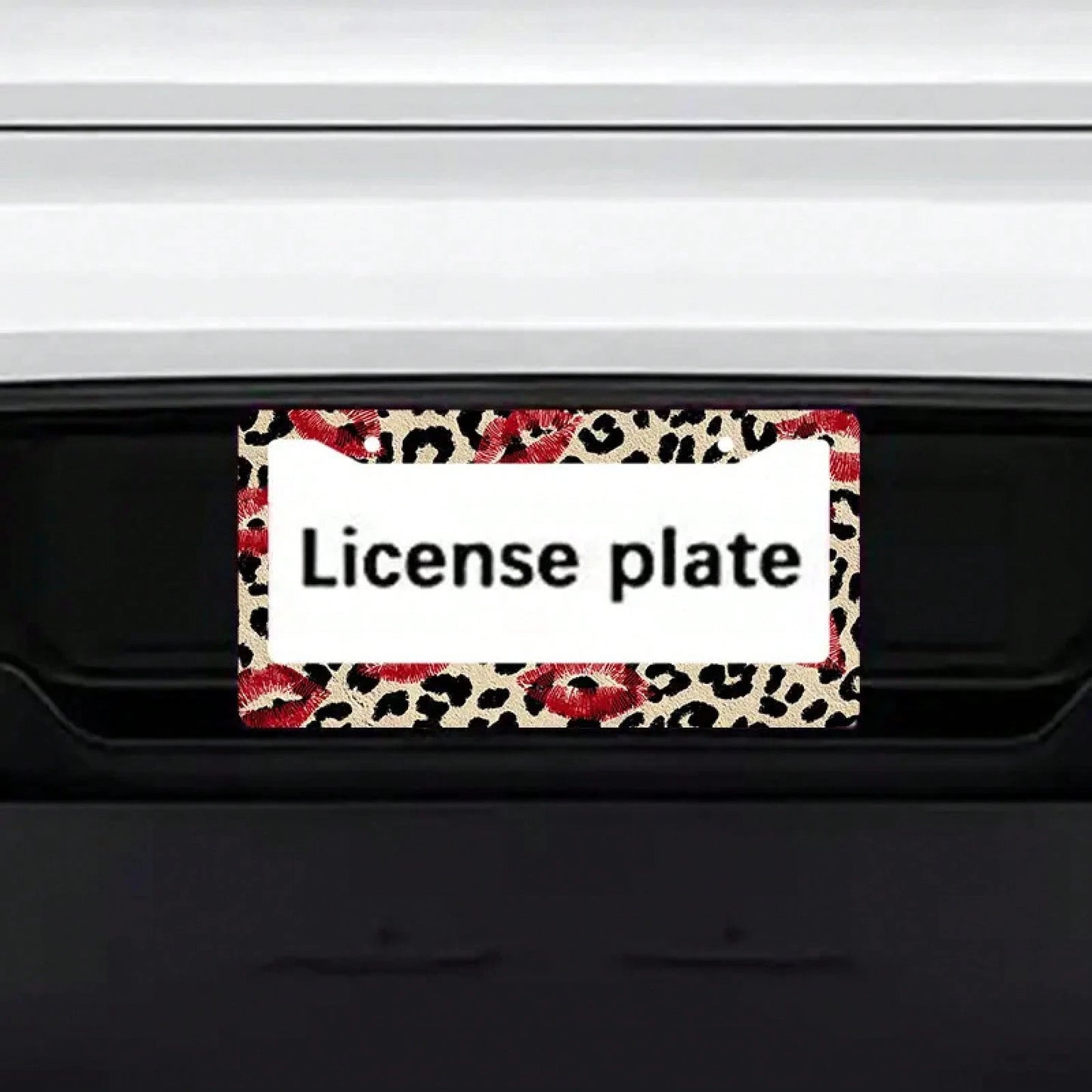 [New Arrival] 2D Flat K-Type Car License Plate Frame, 1-Piece Leopard Print Red Lip Print License Plate Frame- Gold-Tone Black/White/Beige License Plate Cover, Designed Specifically For SUVs And Truc