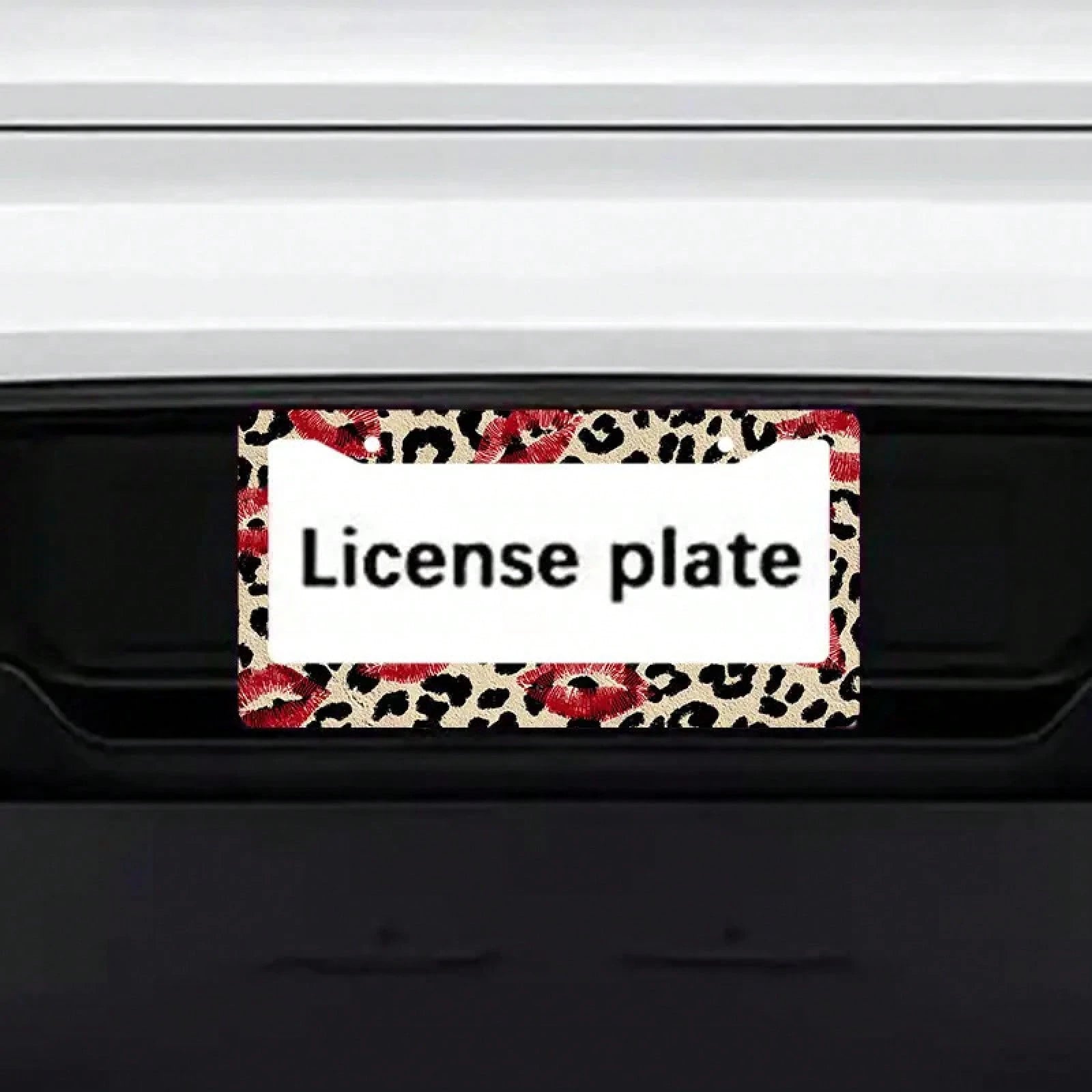 [New Arrival] 2D Flat K-Type Car License Plate Frame, 1-Piece Leopard Print Red Lip Print License Plate Frame- Gold-Tone Black/White/Beige License Plate Cover, Designed Specifically For SUVs And Truc