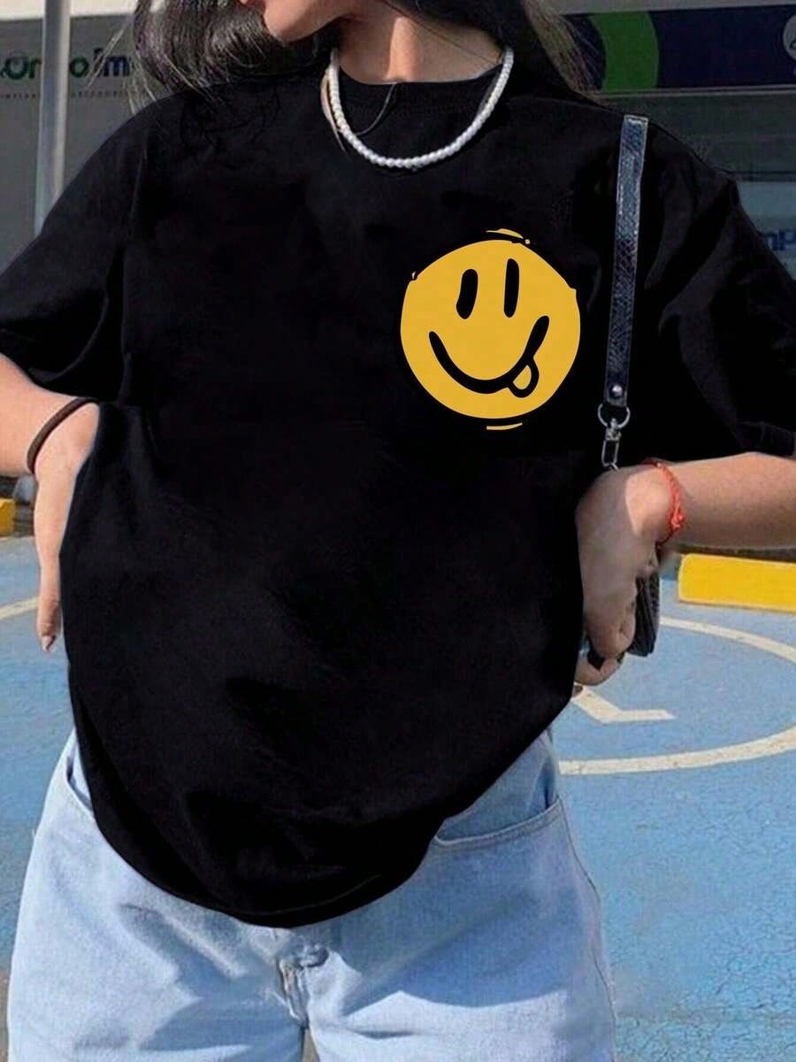 Oversized Funny T-Shirt With A Smiling Face Print- Comfortable And Stylish Garment For Everyday Wear- Ideal For Young People And Adults Looking For