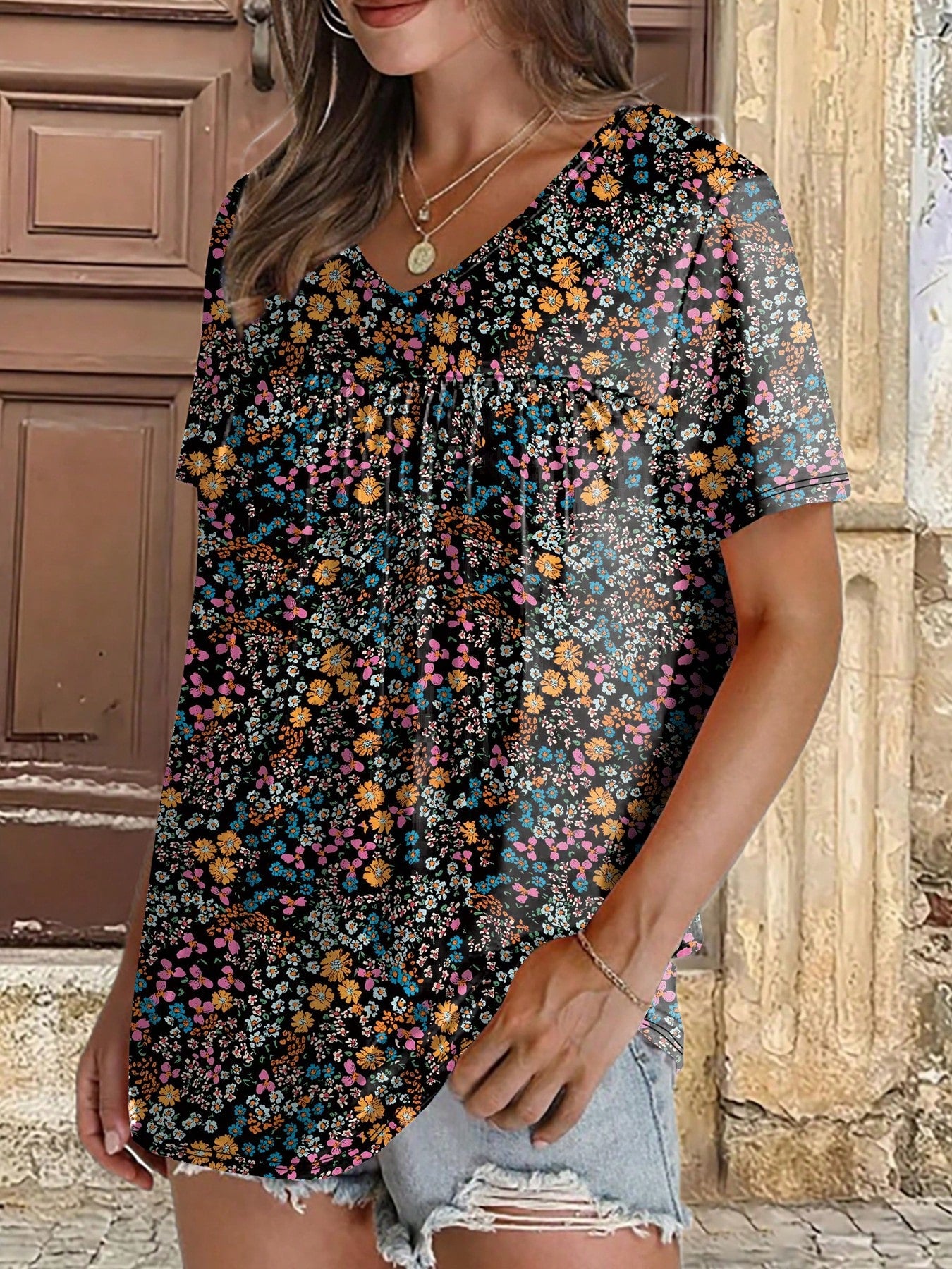 Plus Size Women Fashion Ditsy Floral Pleated V-Neck Short Sleeve Casual T-Shirt Summer Vacation