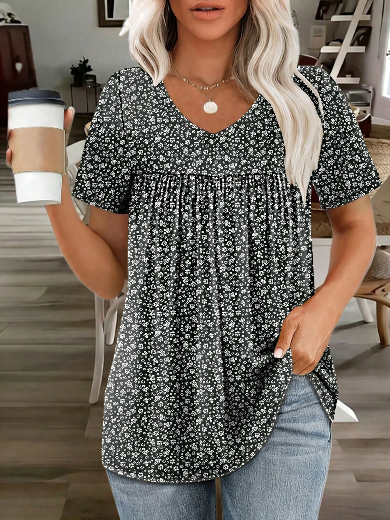 Plus Size Women Fashion Ditsy Floral Pleated V-Neck Short Sleeve Casual T-Shirt Summer Vacation