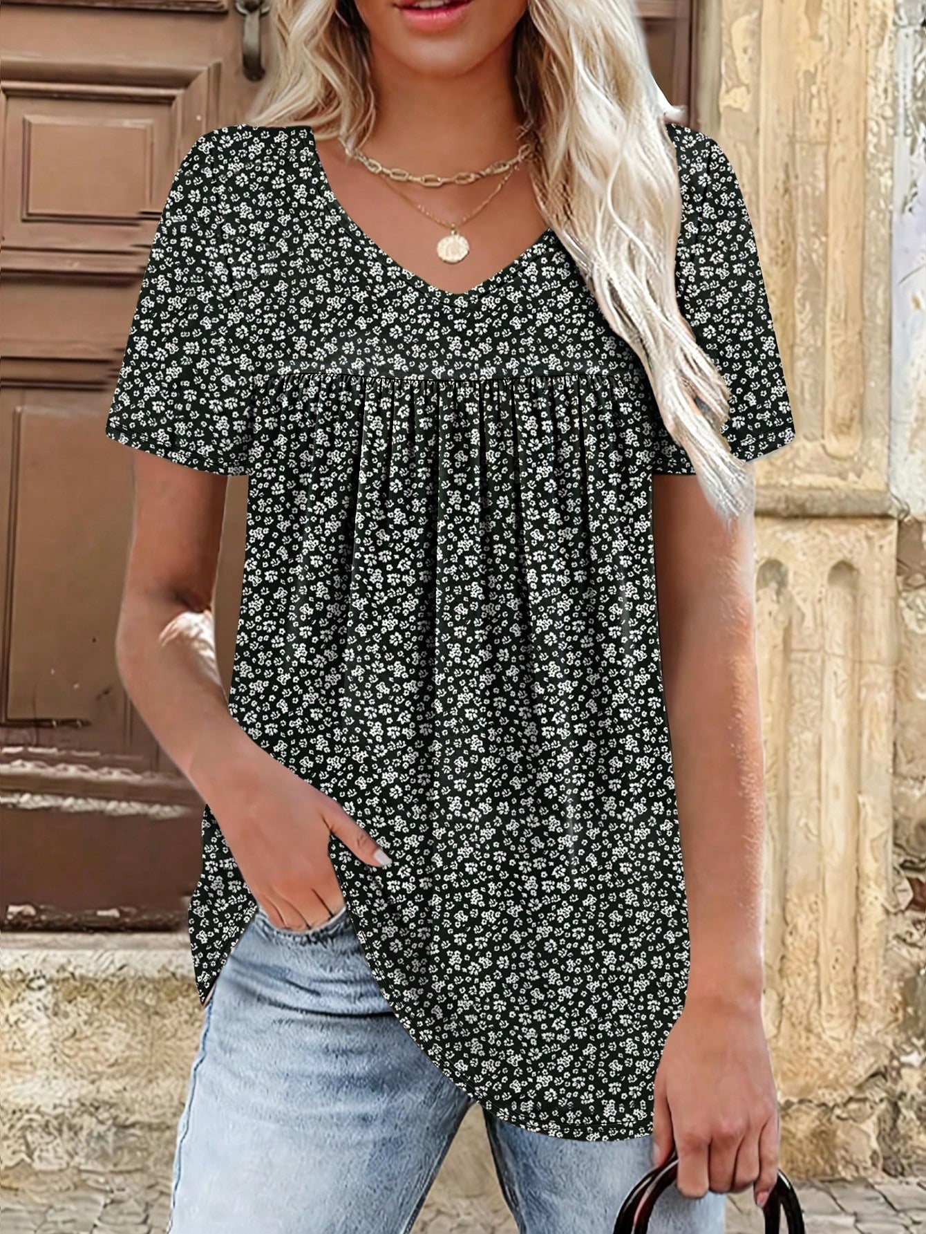 Plus Size Women Fashion Ditsy Floral Pleated V-Neck Short Sleeve Casual T-Shirt Summer Vacation