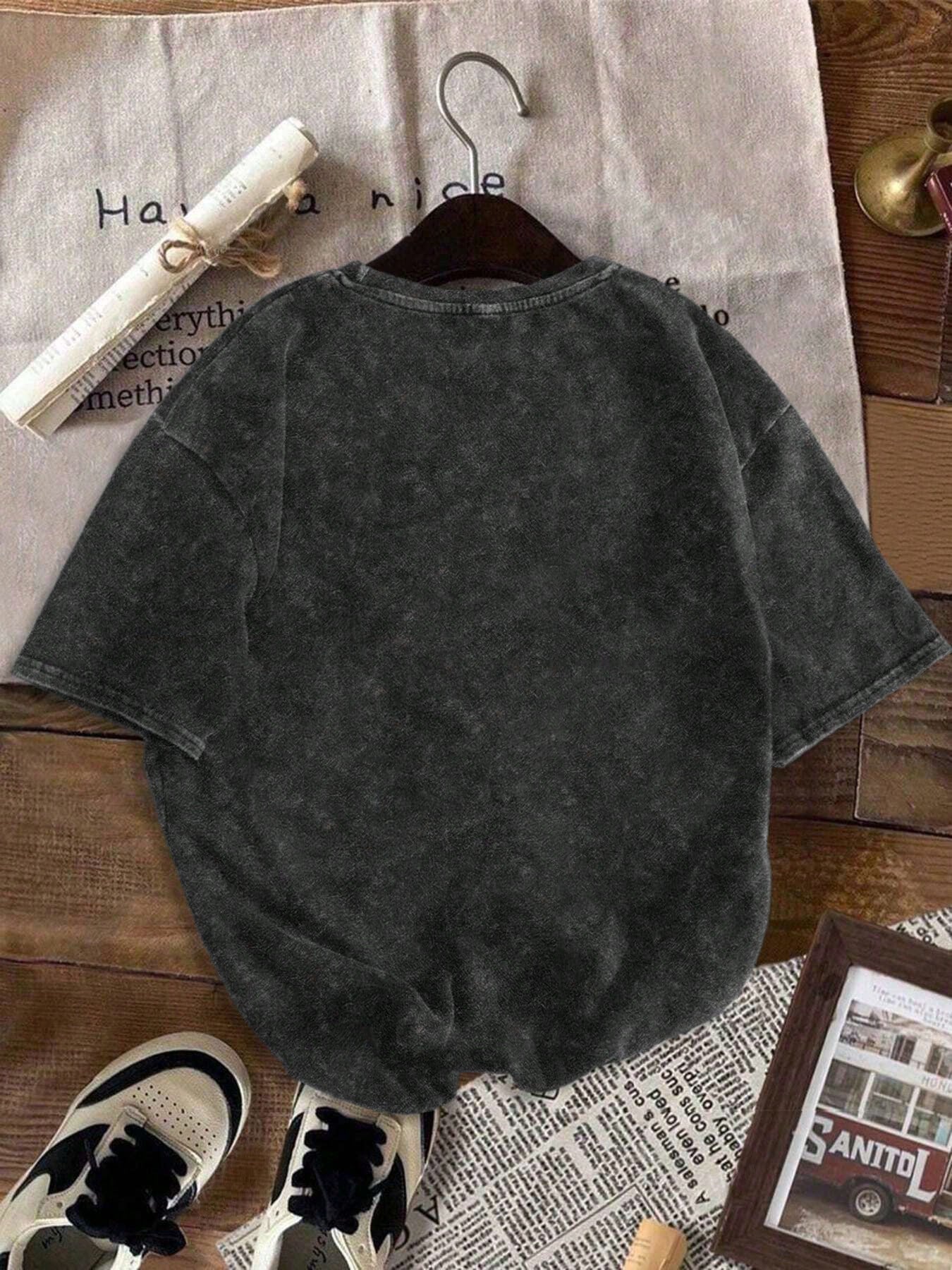 Plus-Size Women Y2K Vintage Washed Crew Neck Tee With Punk Rivet Choker & Cute Yellow Duck Print, Fashion Top For Daily Outings & Casual Summer Black