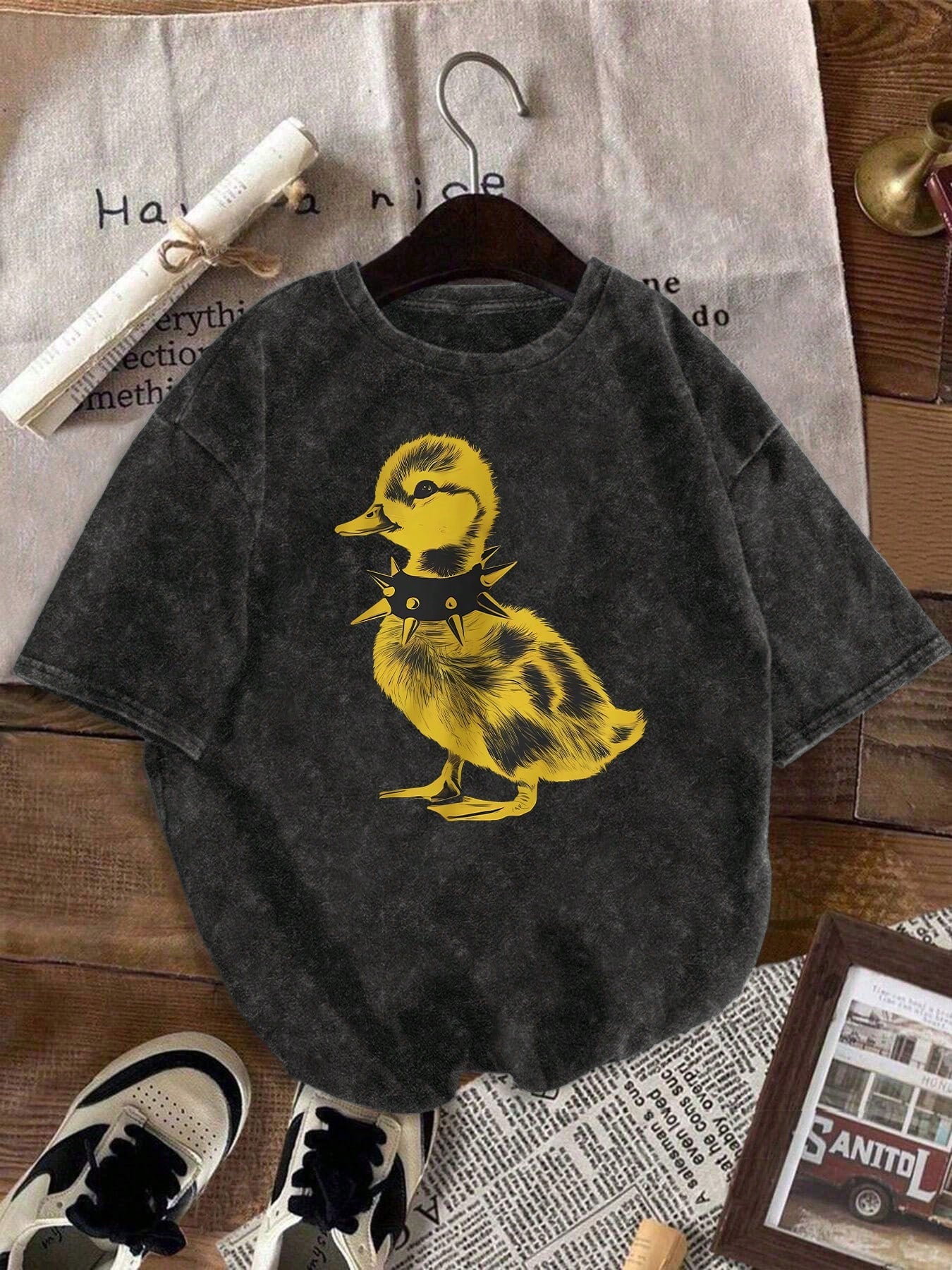 Plus-Size Women Y2K Vintage Washed Crew Neck Tee With Punk Rivet Choker & Cute Yellow Duck Print, Fashion Top For Daily Outings & Casual Summer Black