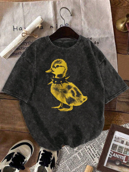 Plus-Size Women Y2K Vintage Washed Crew Neck Tee With Punk Rivet Choker & Cute Yellow Duck Print, Fashion Top For Daily Outings & Casual Summer Black