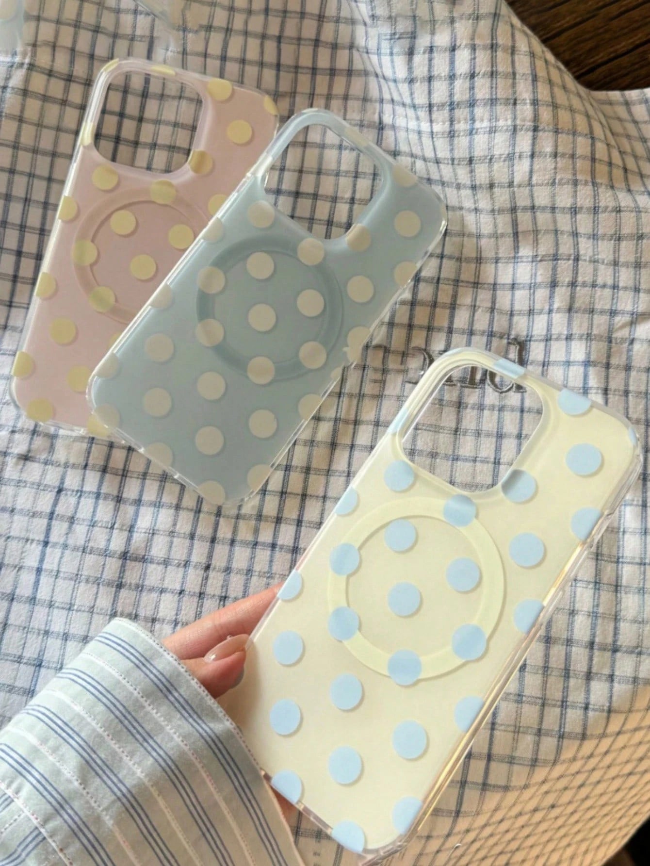 Polka Dot Pattern Cute Minimalist Fashion Shockproof Magnetic Wireless Charging Phone Case Compatible With IPhone 17 Pro Max 16 15 14 13 12 Pro Max 14 15 16 Plus 11 High-Quality Protective Frame Sprin