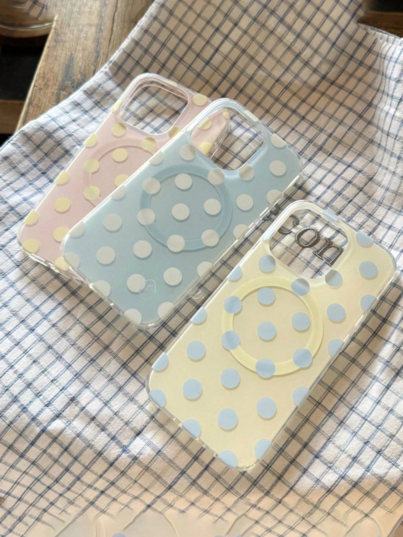 Polka Dot Pattern Cute Minimalist Fashion Shockproof Magnetic Wireless Charging Phone Case Compatible With IPhone 17 Pro Max 16 15 14 13 12 Pro Max 14 15 16 Plus 11 High-Quality Protective Frame Sprin