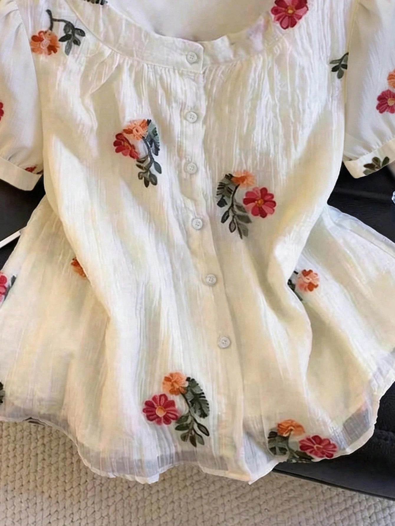 Qadelle Summer New Delicate Fresh Floral Embroidery Textured Women Round Neck Blouse