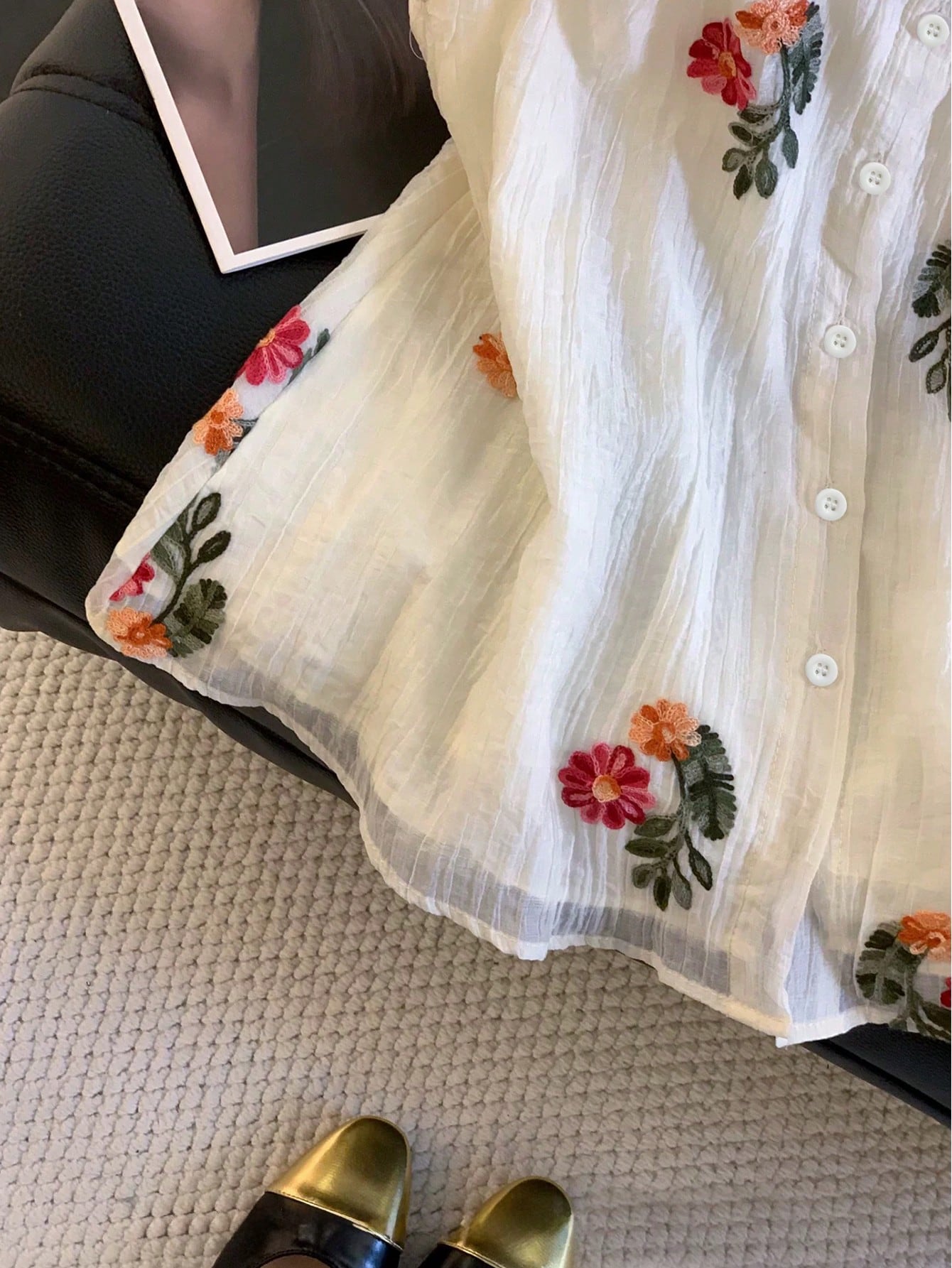 Qadelle Summer New Delicate Fresh Floral Embroidery Textured Women Round Neck Blouse
