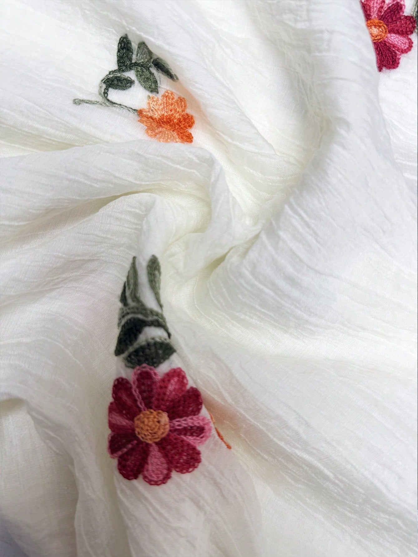 Qadelle Summer New Delicate Fresh Floral Embroidery Textured Women Round Neck Blouse