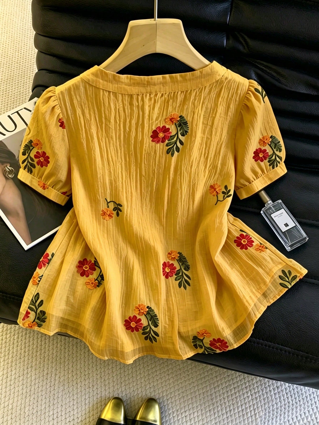 Qadelle Summer New Delicate Fresh Floral Embroidery Textured Women Round Neck Blouse