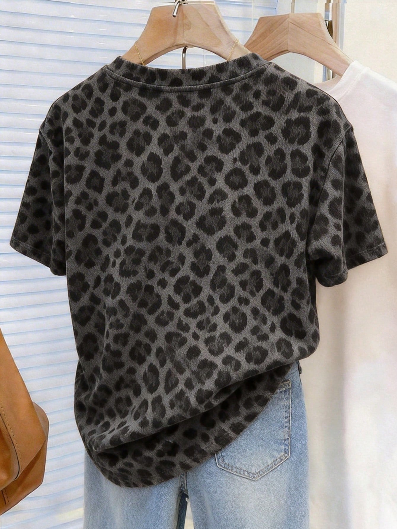Resyla Leopard Print Digital Pattern Women's Casual Round Neck Short Sleeve T-Shirt, Gift For Friends