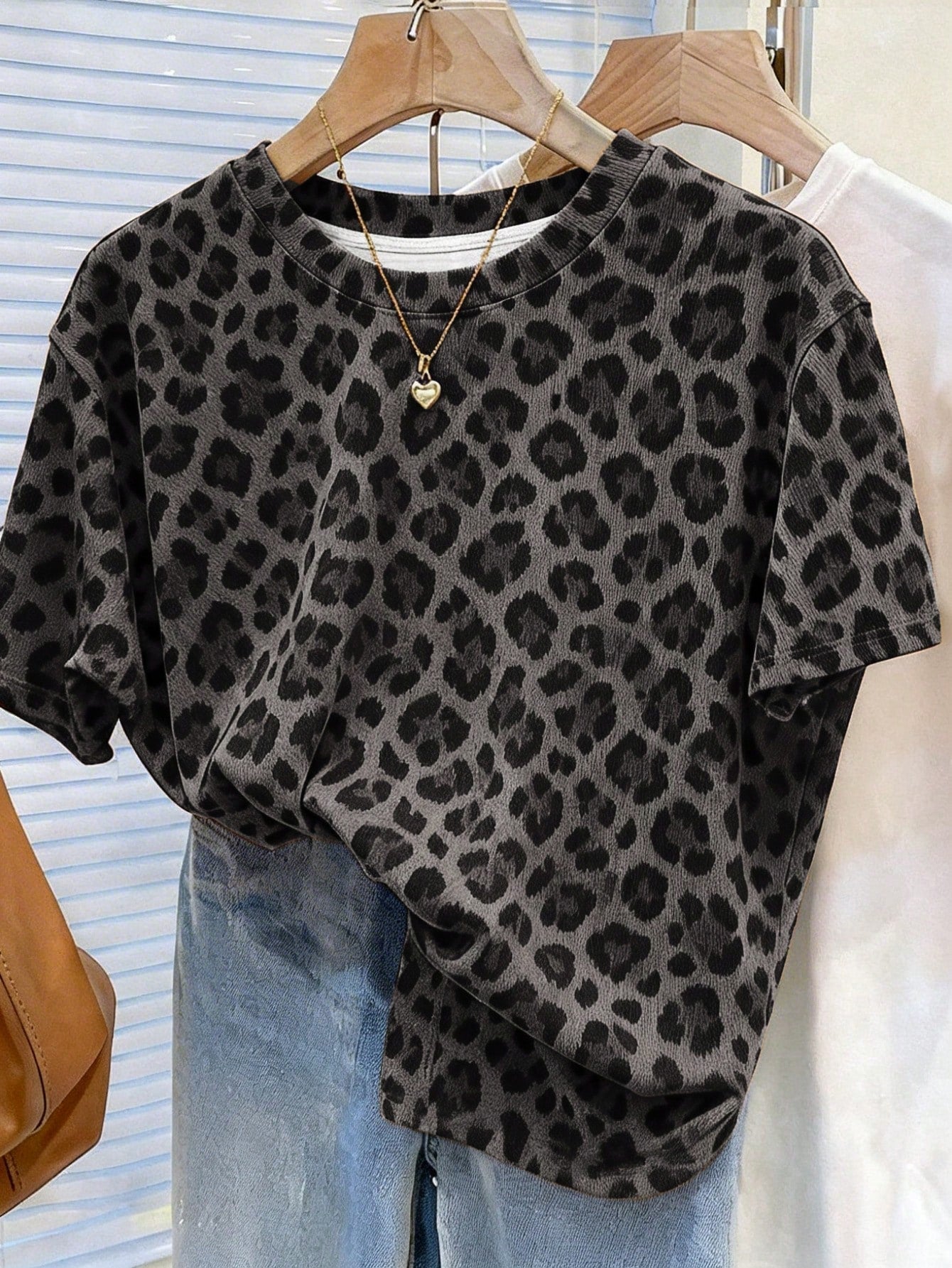 Resyla Leopard Print Digital Pattern Women's Casual Round Neck Short Sleeve T-Shirt, Gift For Friends