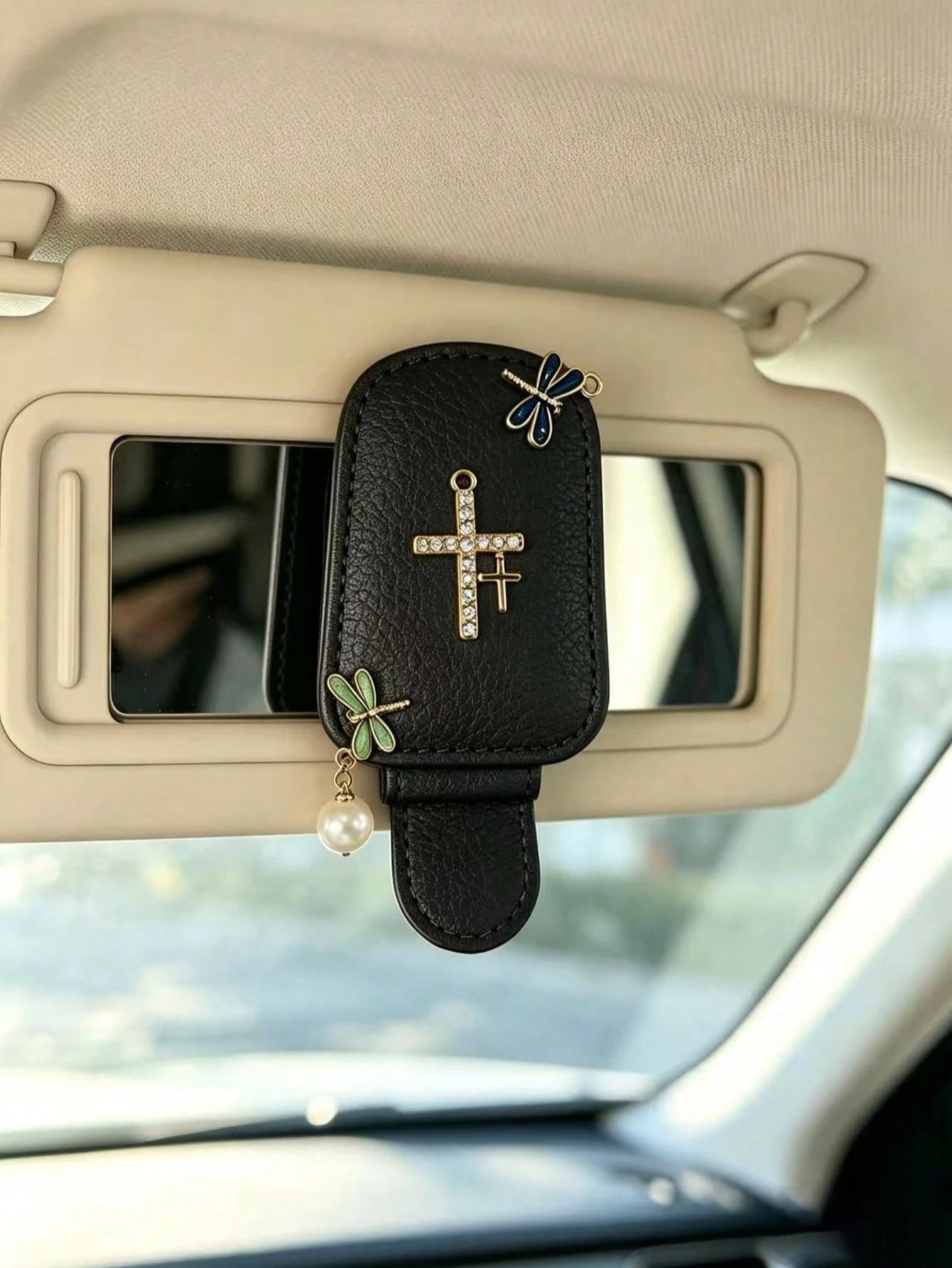 Shiny Rhinestone Cross Dragonfly Pearl Car Sun Visor Glasses Holder, PU Leather Glasses Clip, Multi-Functional Car Interior Decoration Accessory PU Leather Car Sun Visor Glasses Clip, Rhinestone Cross