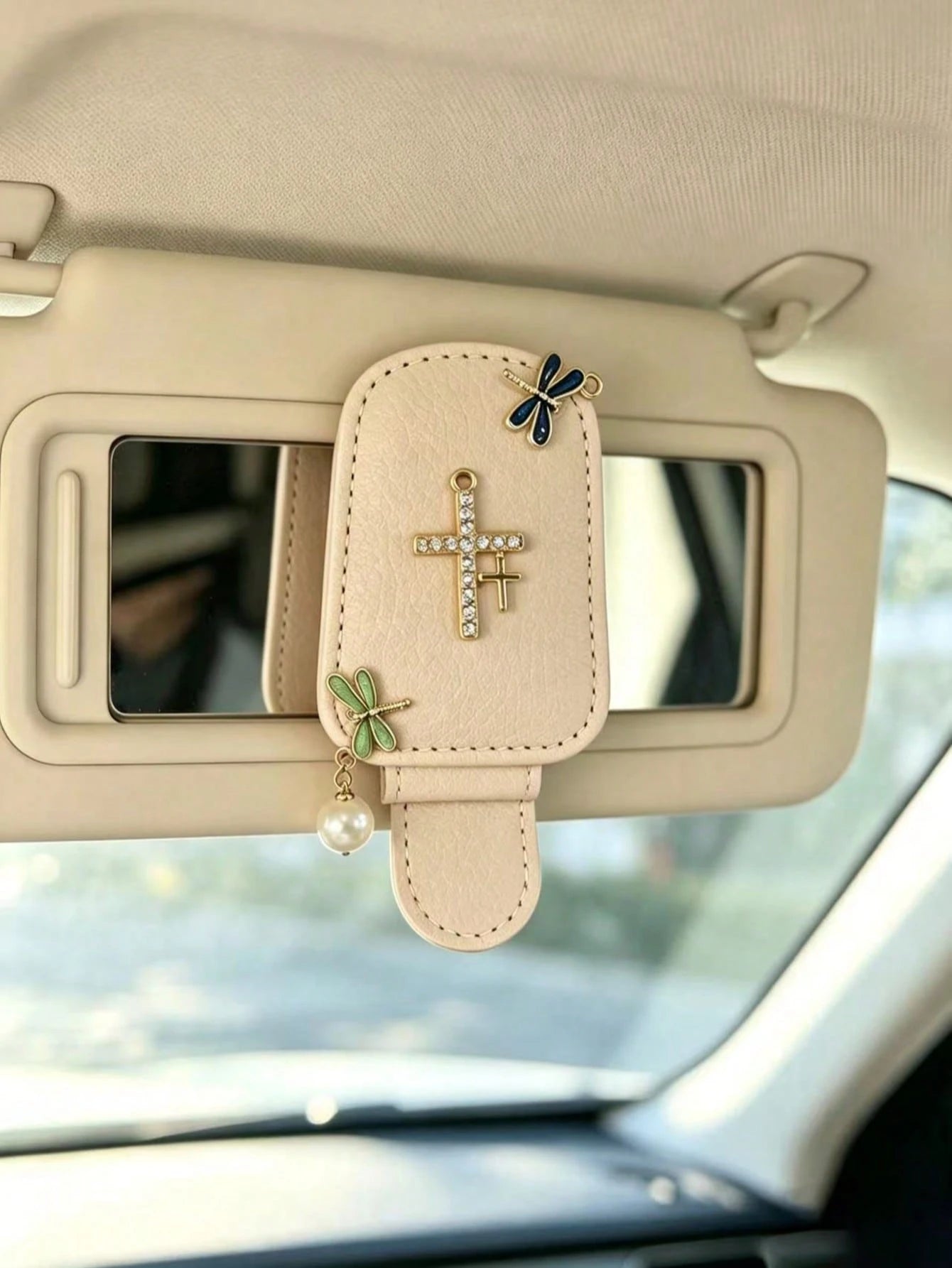 Shiny Rhinestone Cross Dragonfly Pearl Car Sun Visor Glasses Holder, PU Leather Glasses Clip, Multi-Functional Car Interior Decoration Accessory PU Leather Car Sun Visor Glasses Clip, Rhinestone Cross