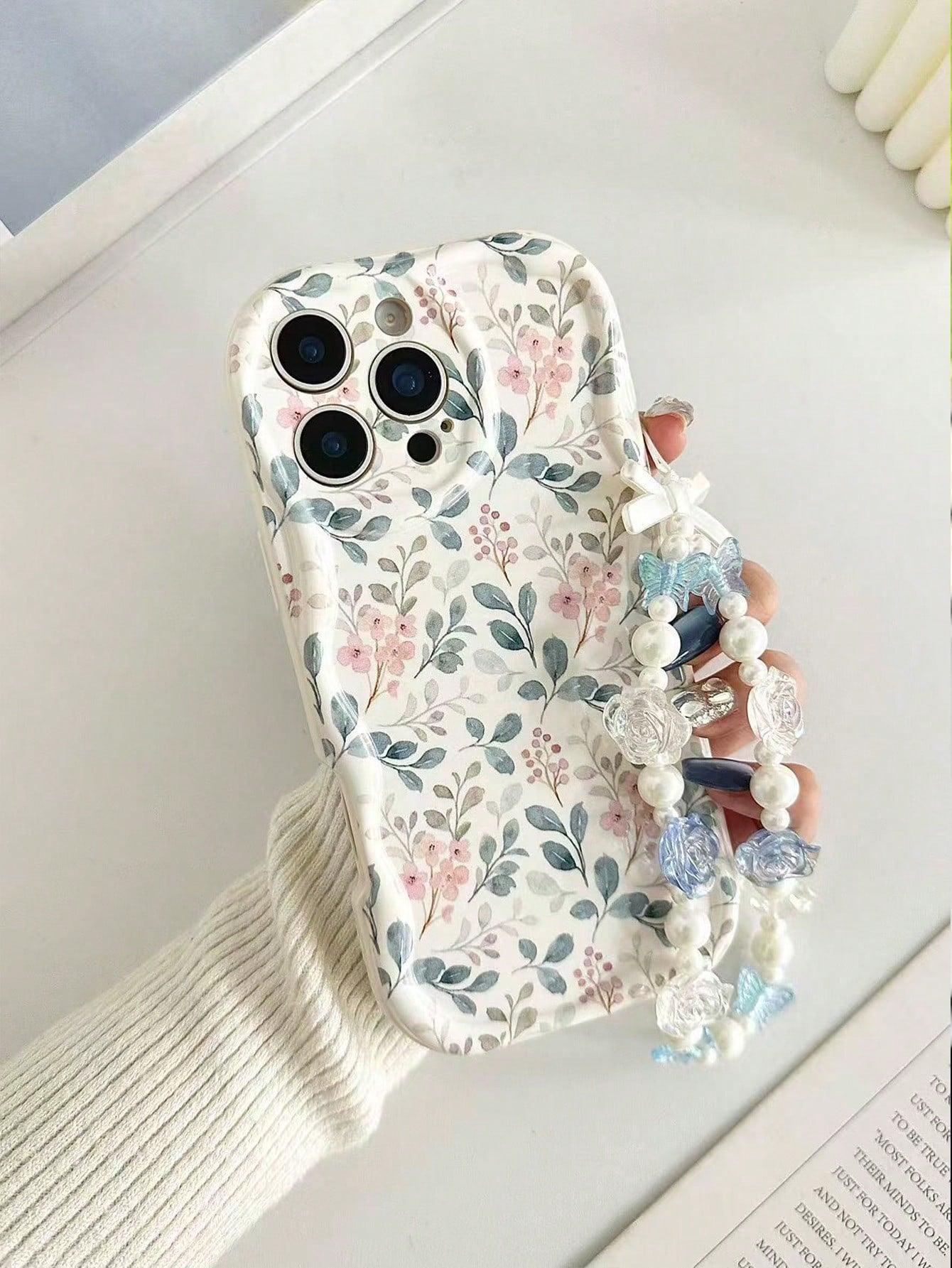 Shockproof Floral Print Novelty Case Cream Textured Wavy Edge Glossy Painted Anti-Drop Phone Case With Beaded Bracelet Accessory, Compatible With IPhone 17pro/17Air/17/17promax16/11/16pro/16plus/16pr