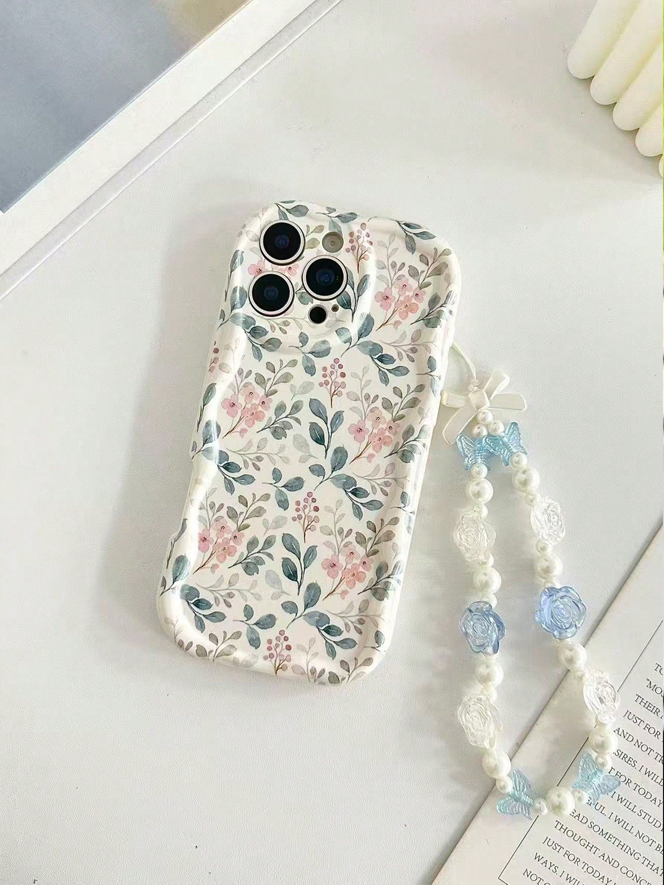 Shockproof Floral Print Novelty Case Cream Textured Wavy Edge Glossy Painted Anti-Drop Phone Case With Beaded Bracelet Accessory, Compatible With IPhone 17pro/17Air/17/17promax16/11/16pro/16plus/16pr