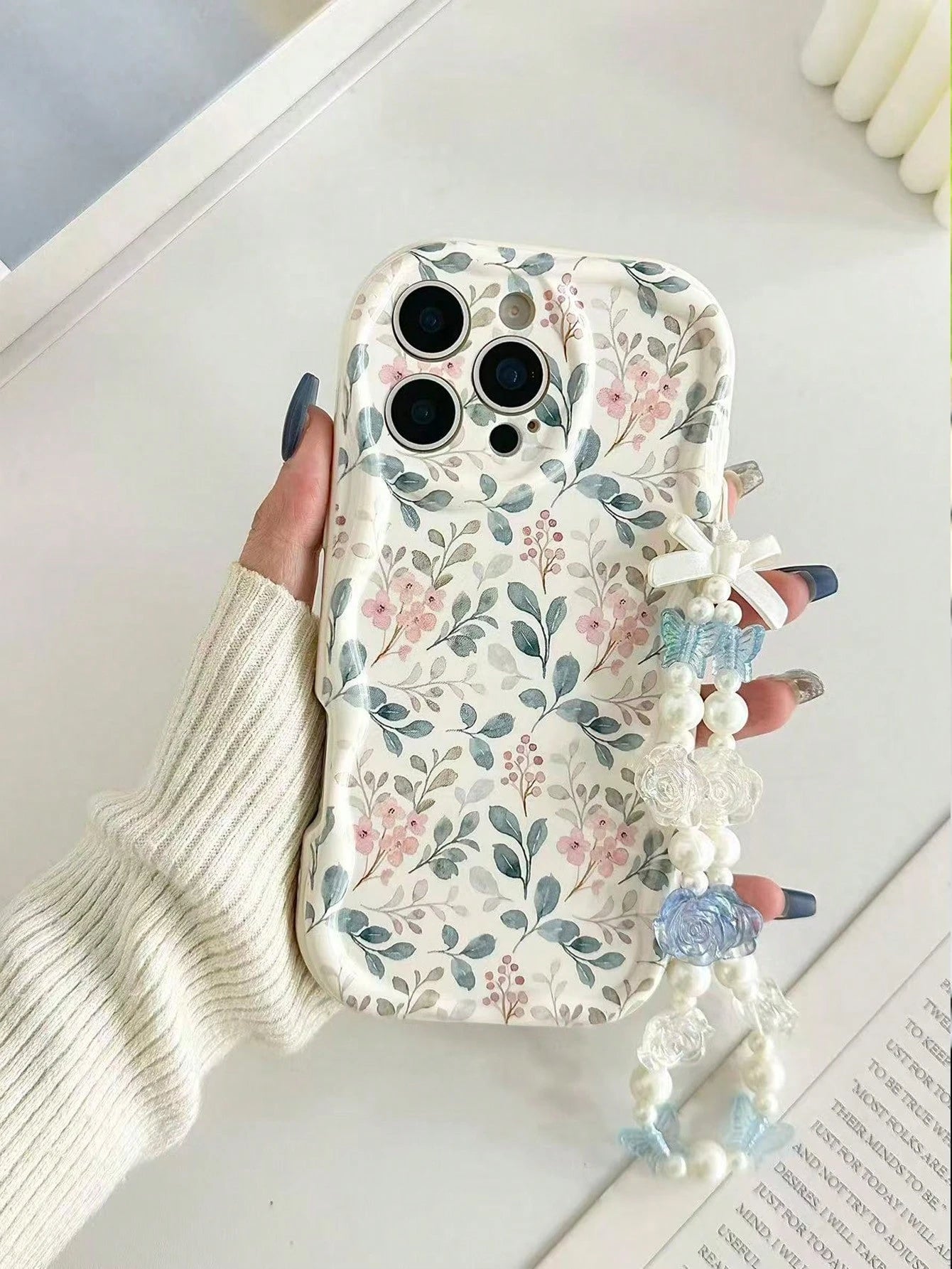 Shockproof Floral Print Novelty Case Cream Textured Wavy Edge Glossy Painted Anti-Drop Phone Case With Beaded Bracelet Accessory, Compatible With IPhone 17pro/17Air/17/17promax16/11/16pro/16plus/16pr