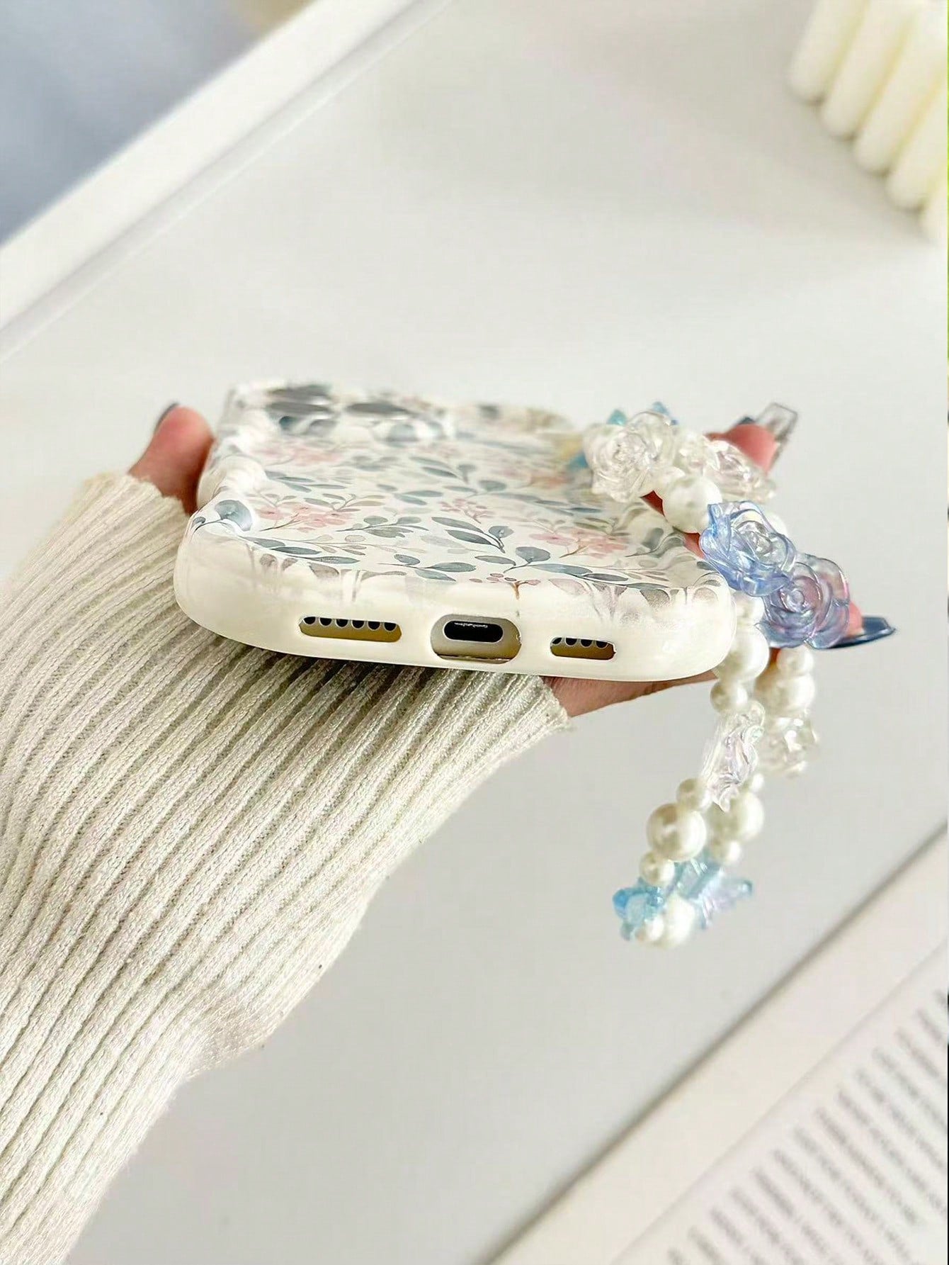 Shockproof Floral Print Novelty Case Cream Textured Wavy Edge Glossy Painted Anti-Drop Phone Case With Beaded Bracelet Accessory, Compatible With IPhone 17pro/17Air/17/17promax16/11/16pro/16plus/16pr