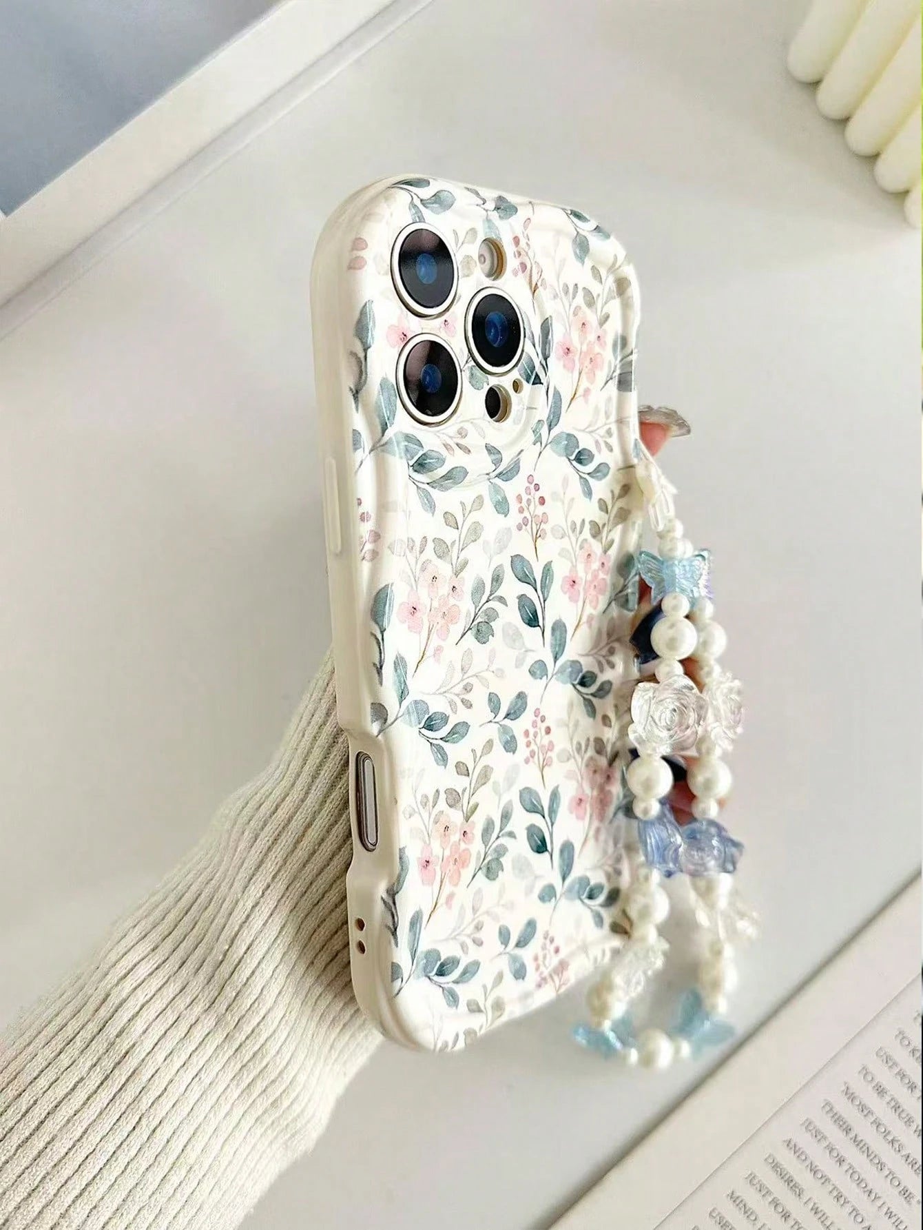 Shockproof Floral Print Novelty Case Cream Textured Wavy Edge Glossy Painted Anti-Drop Phone Case With Beaded Bracelet Accessory, Compatible With IPhone 17pro/17Air/17/17promax16/11/16pro/16plus/16pr
