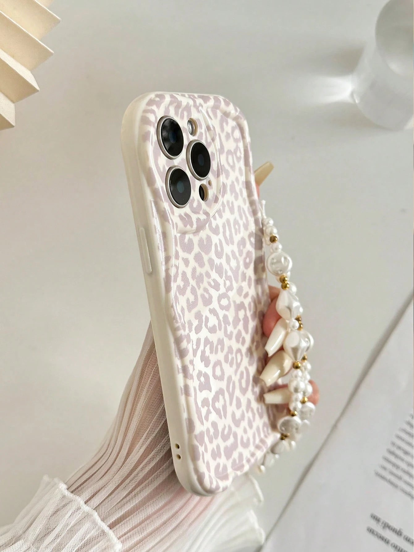 Shockproof Leopard Print Novelty Cream Wavy Edged Glossy Painted Anti-Drop Phone Case With Handmade Beaded Bracelet Accessory Spring Gift, International Version, Not The Domestic Version Gift