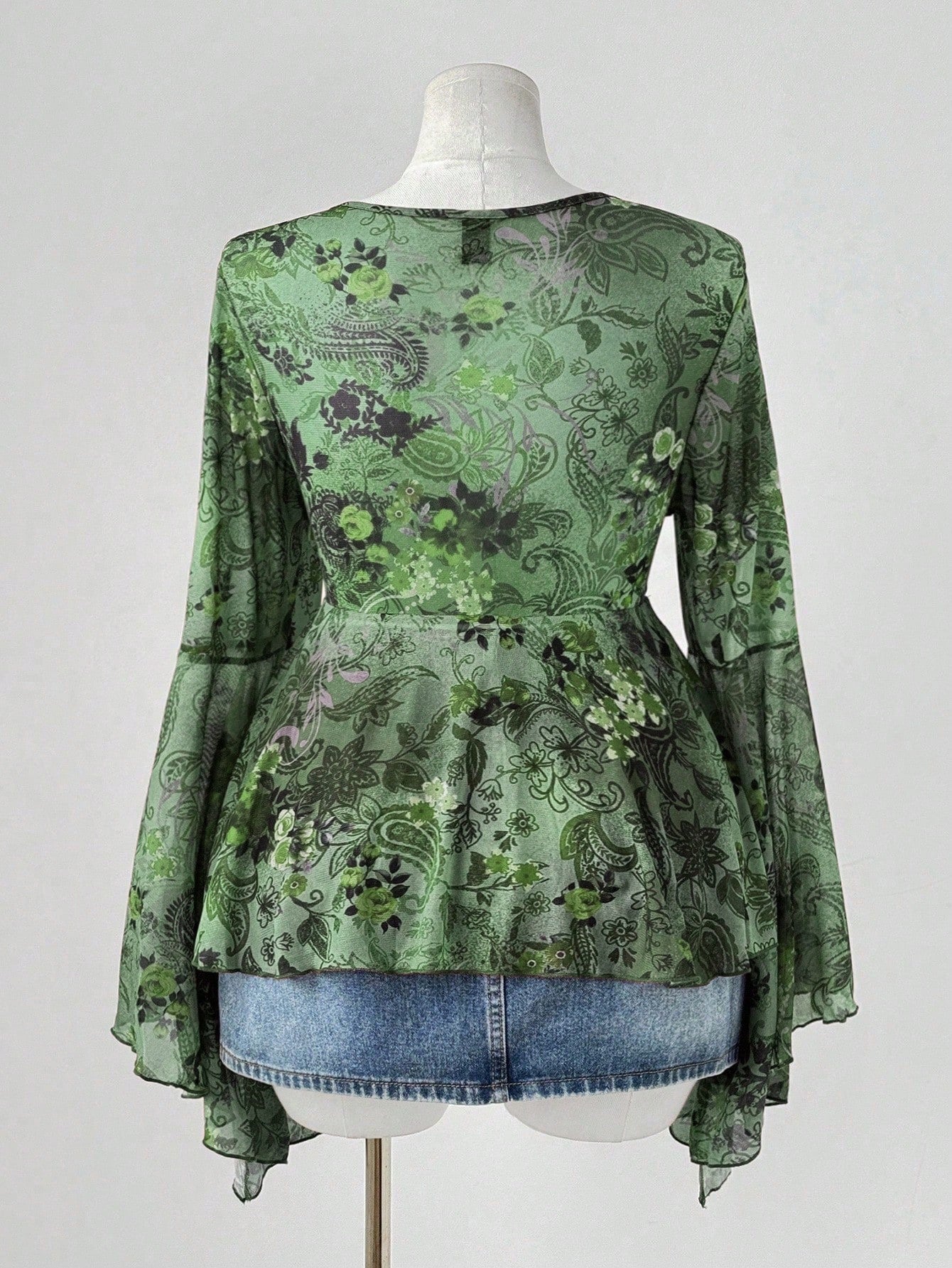 Sunspun Plus Size Women Contrast Lace V-Neck Flare Sleeve Cashew Print Fashionable Top
