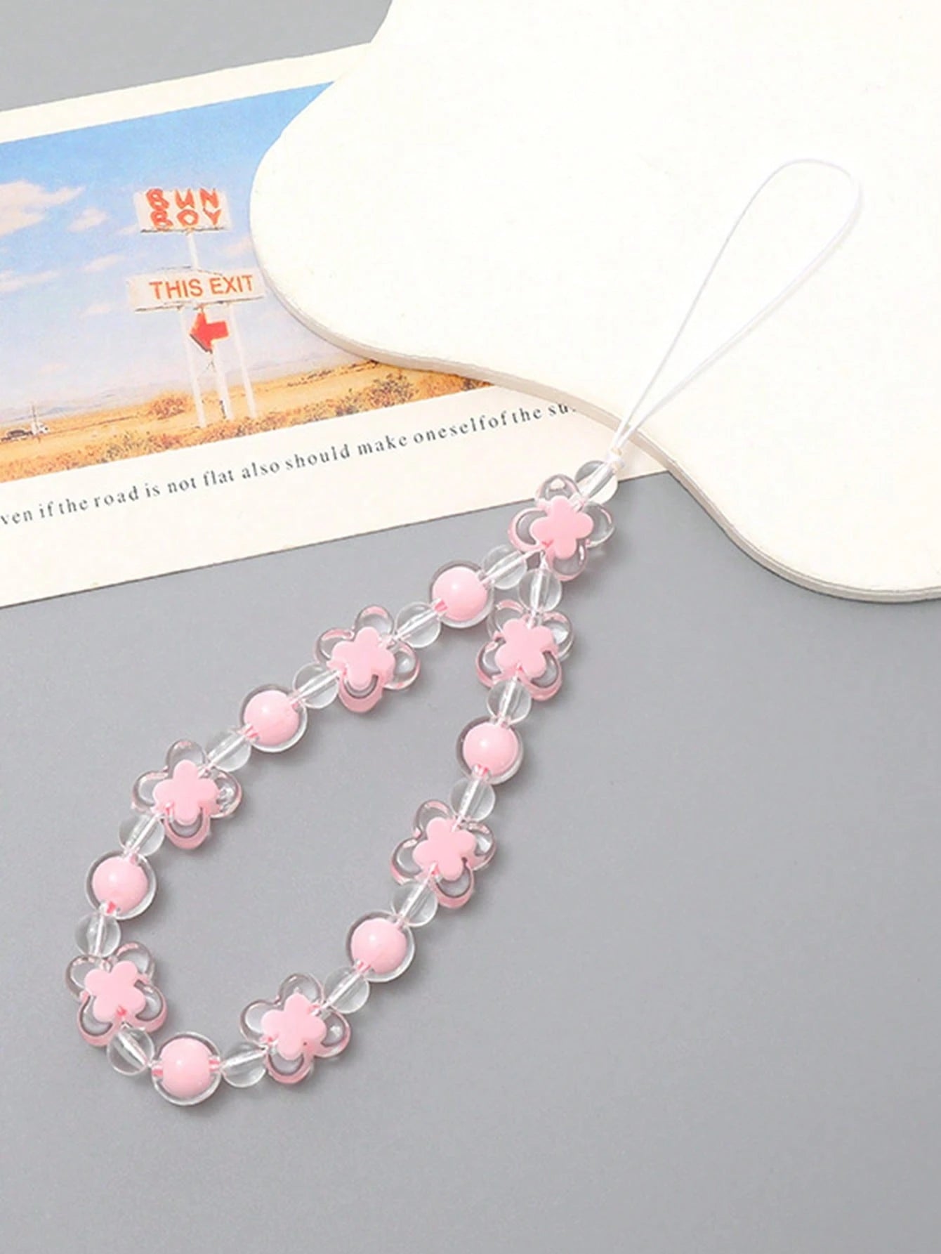 Transparent Beaded Four-Petal Flower Short Phone Lanyard, Fashionable Versatile Universal Phone Hanging Chain, Outdoor Anti-Loss Phone Chain, Suitable For CCD Camera Hanging Chain, Earphone Case Lanya