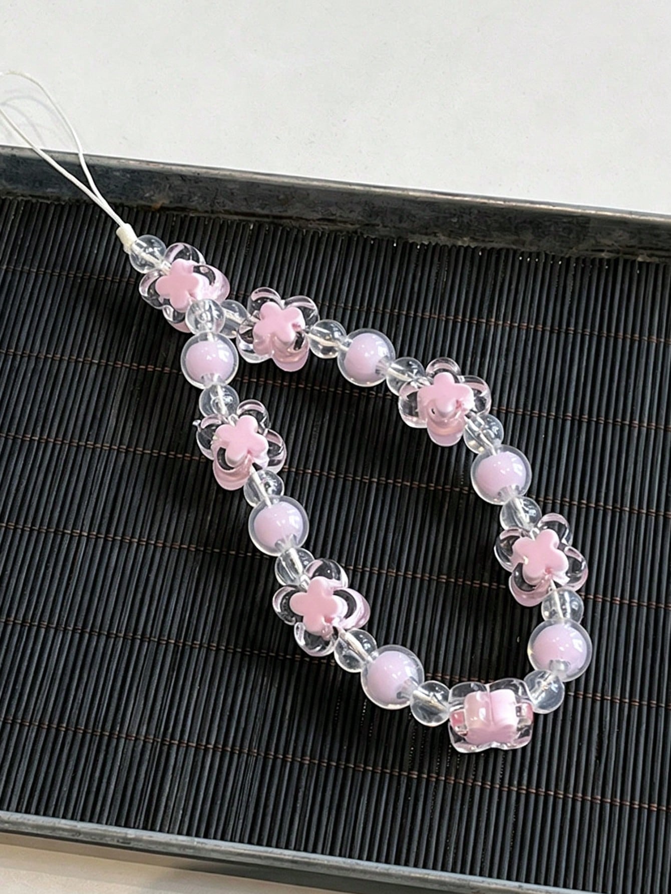 Transparent Beaded Four-Petal Flower Short Phone Lanyard, Fashionable Versatile Universal Phone Hanging Chain, Outdoor Anti-Loss Phone Chain, Suitable For CCD Camera Hanging Chain, Earphone Case Lanya