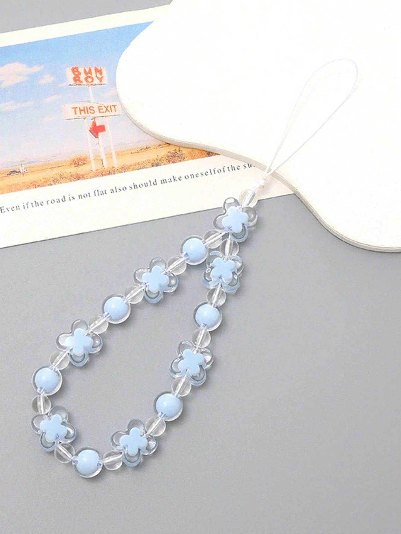 Transparent Beaded Four-Petal Flower Short Phone Lanyard, Fashionable Versatile Universal Phone Hanging Chain, Outdoor Anti-Loss Phone Chain, Suitable For CCD Camera Hanging Chain, Earphone Case Lanya