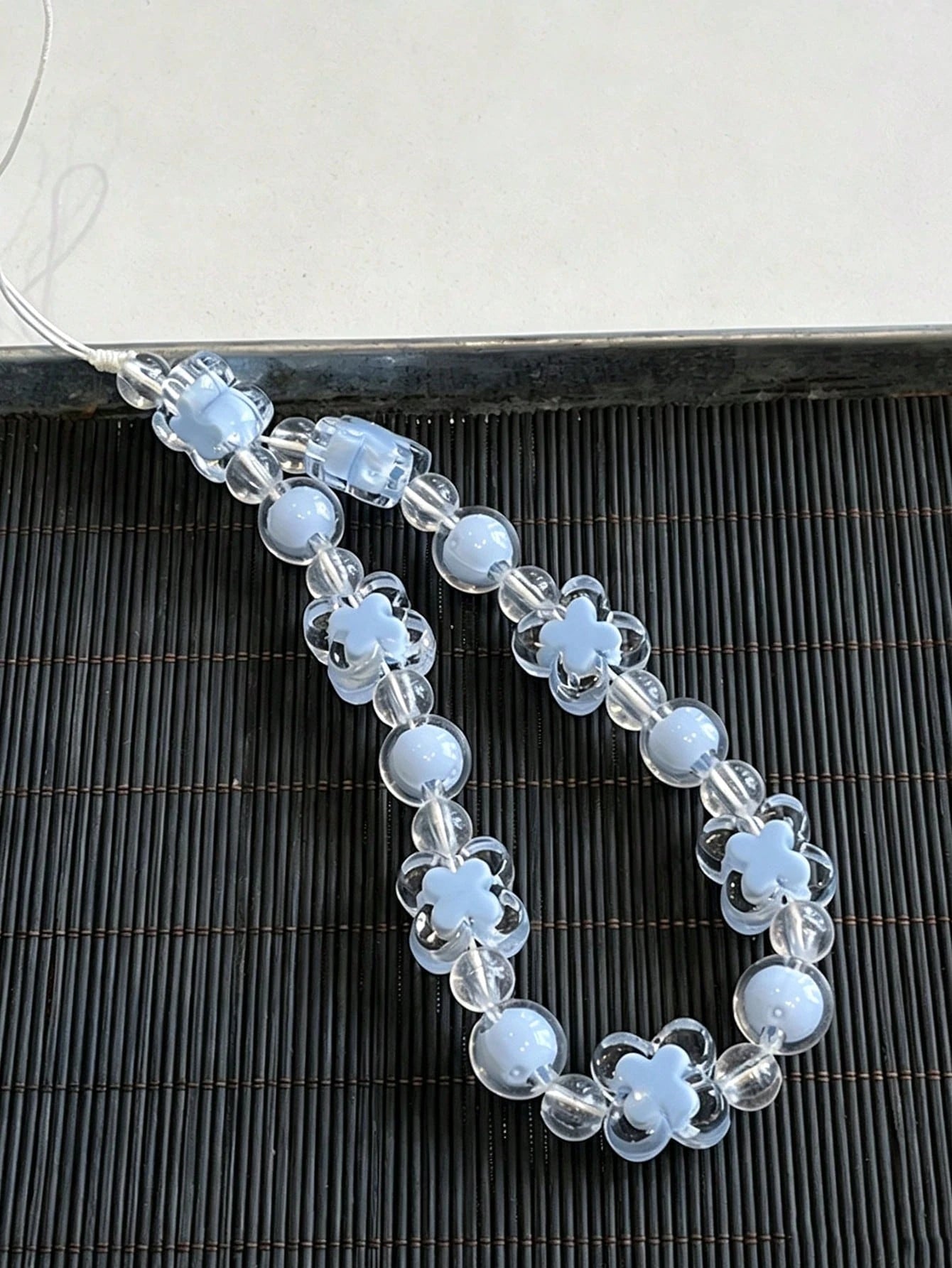 Transparent Beaded Four-Petal Flower Short Phone Lanyard, Fashionable Versatile Universal Phone Hanging Chain, Outdoor Anti-Loss Phone Chain, Suitable For CCD Camera Hanging Chain, Earphone Case Lanya