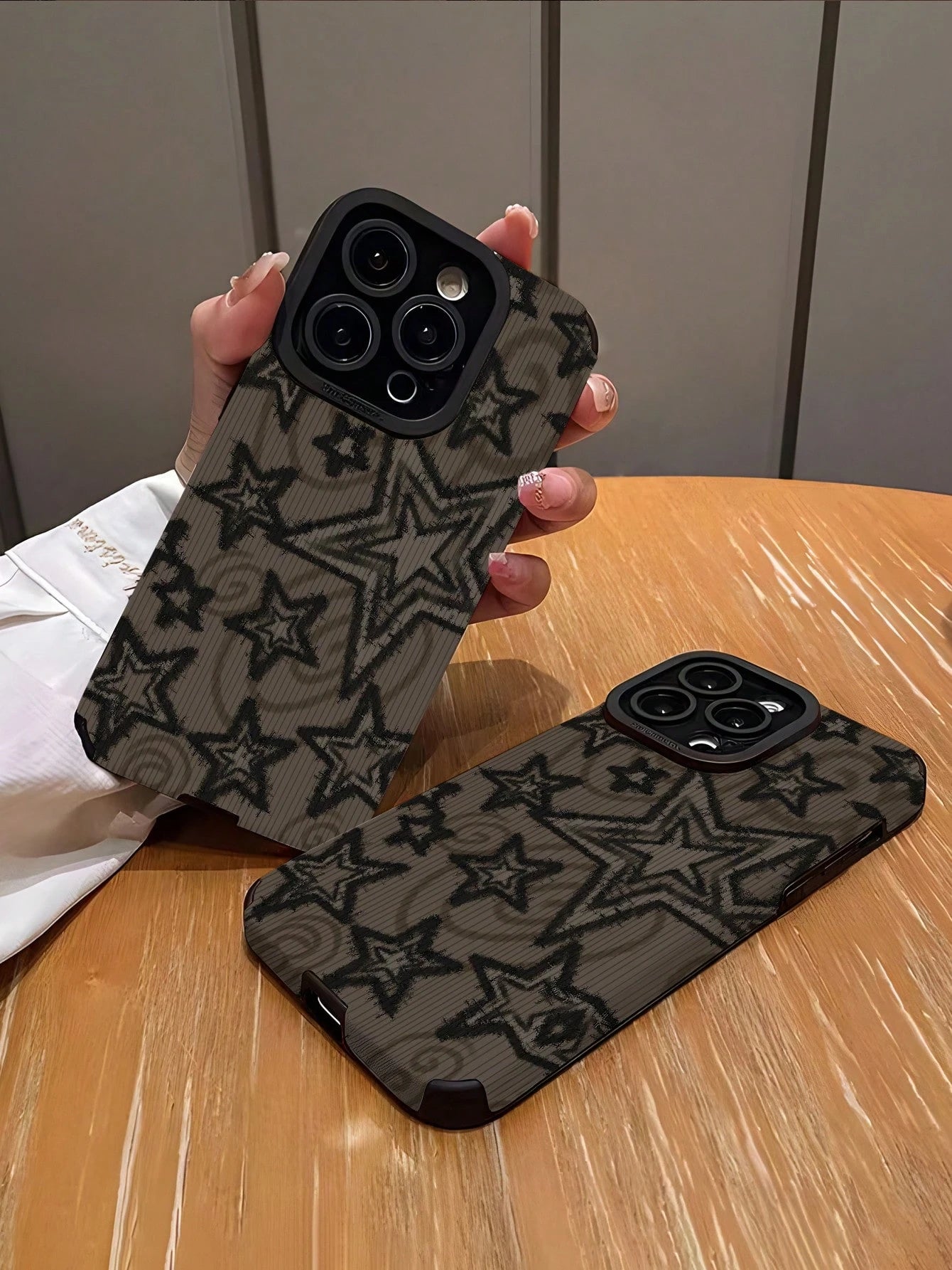 WeiMi 1pc Vintage Black Star Print Vertical Striped Faux Leather Protective Soft Phone Case Compatible With IPhone And S16/S16 Plus/S16 Pro/S16 Pro Max