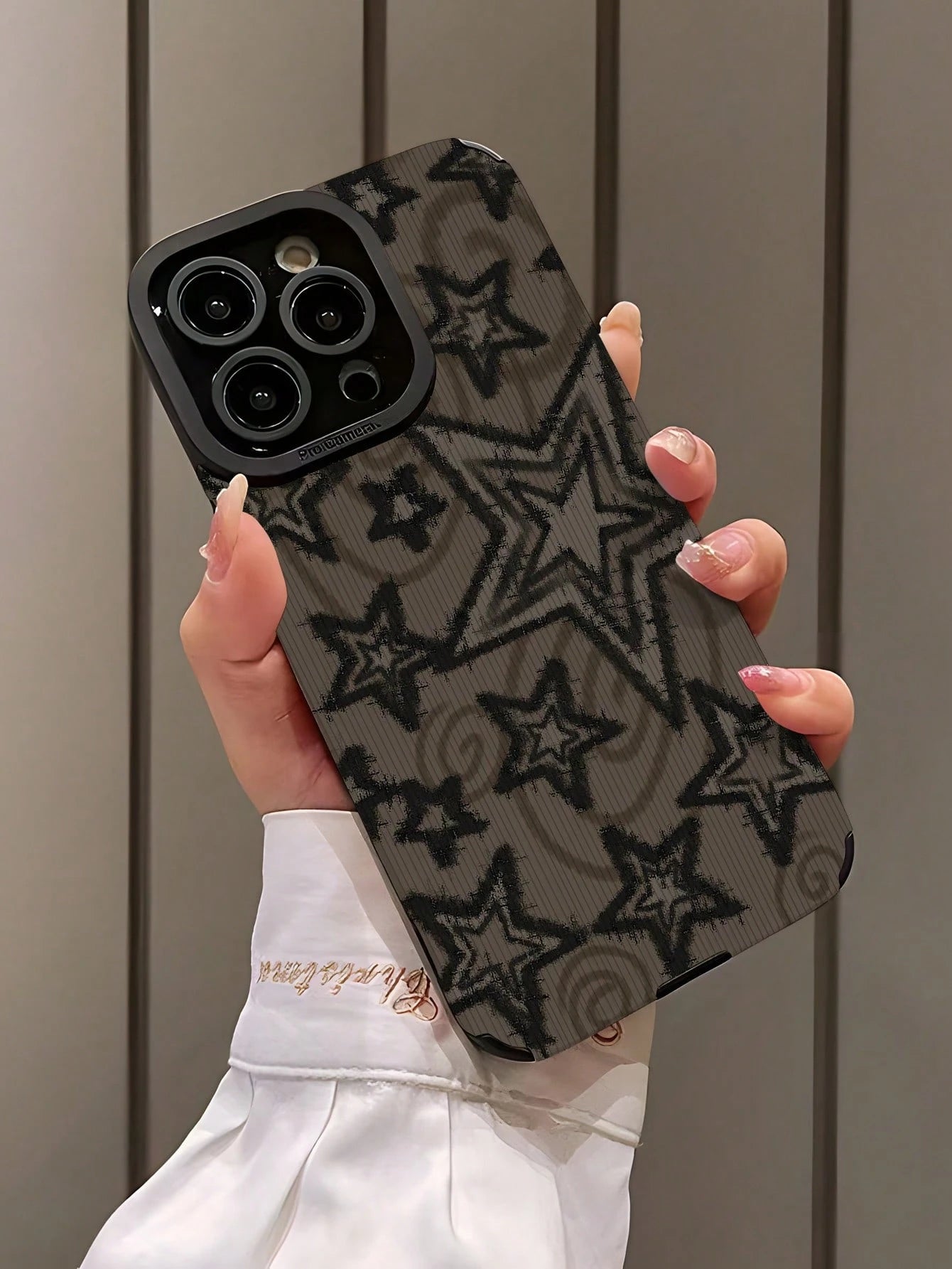 WeiMi 1pc Vintage Black Star Print Vertical Striped Faux Leather Protective Soft Phone Case Compatible With IPhone And S16/S16 Plus/S16 Pro/S16 Pro Max