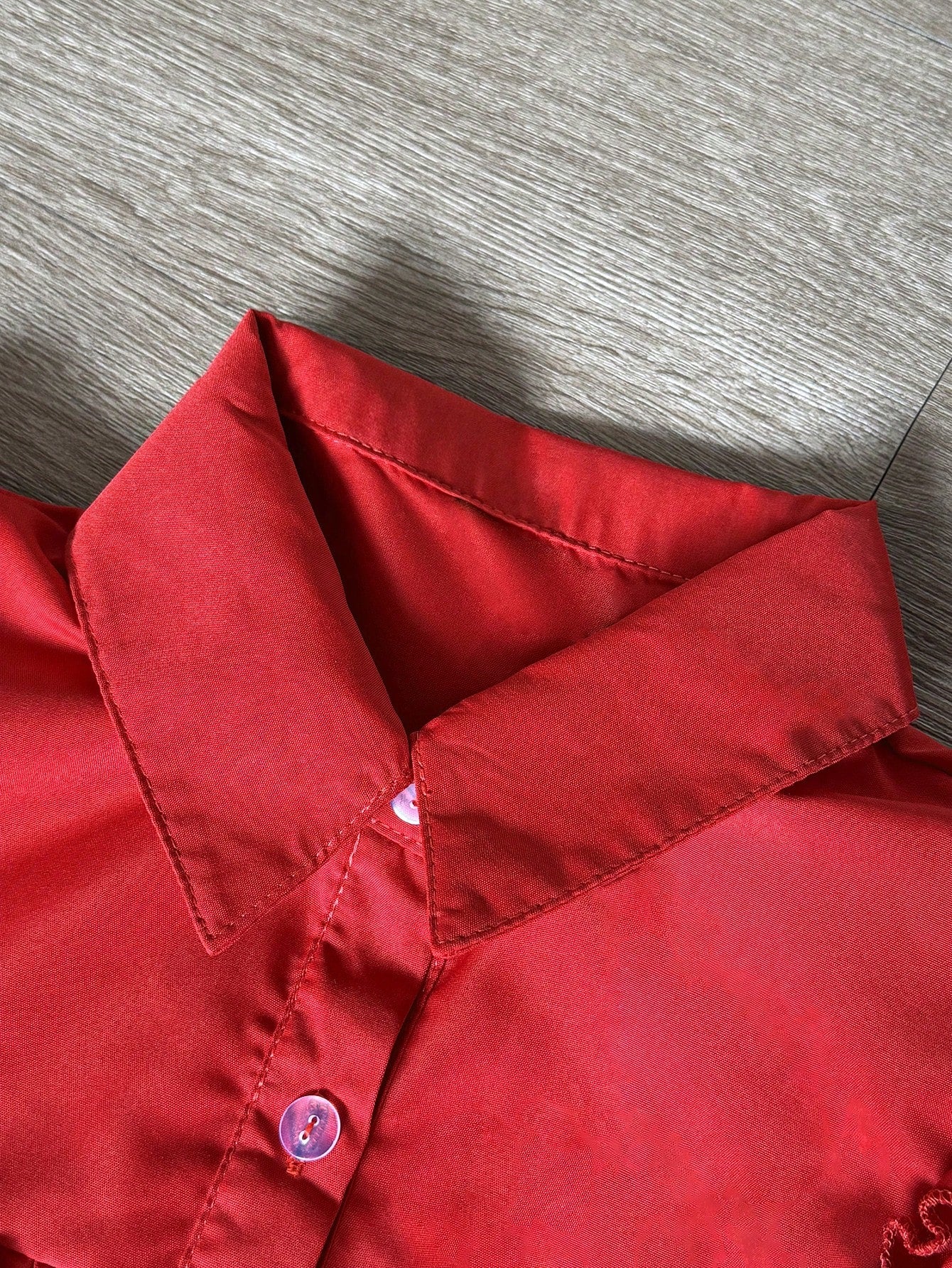 Women's Casual Vacation Solid Color Crinkle Pleated Wooden Button Loose Short Sleeve Blouse, Spring/Summer Red